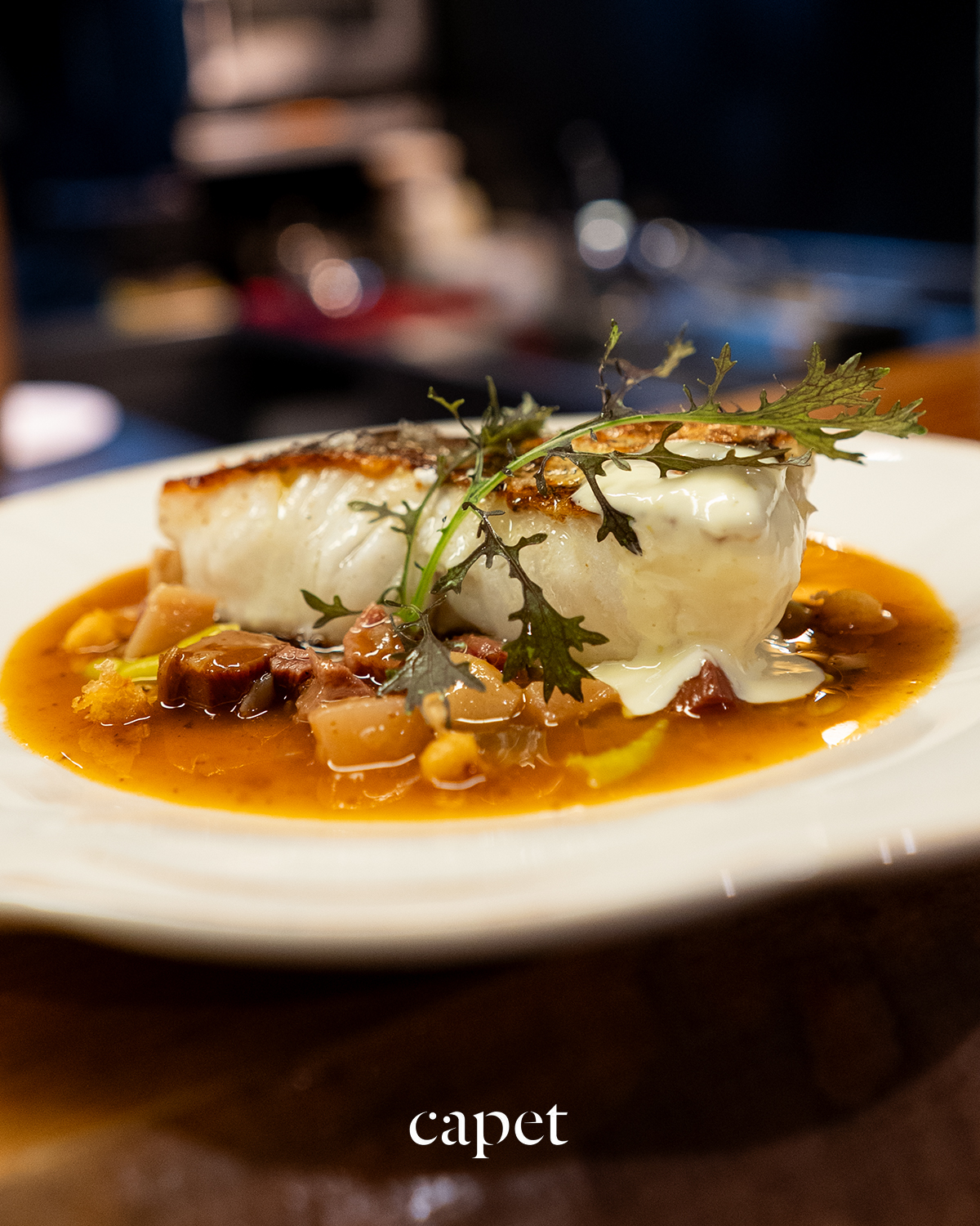 Merluza (de pincho del Cantábrico) con guiso de mar y montaña de ternera y calamar, emulsión de piparra y crujiente de garbanzo.
Merluza firme y jugosa acompañada de un guiso de mar y montaña que aporta profundidad y calidez. La emulsión de piparra suma un toque vivo y el crujiente de garbanzo redondea el plato con textura y equilibrio.
🔗 Reserva fácilmente desde el enlace en nuestra bio
📍 Carrer del Cometa, 5, Ciutat Vella, 08002 Barcelona
📞 937 20 44 21
#capetrestaurante #barcelonarestaurants #cocinahonesta #temporadaencapet #restaurantesbarcelona #guíamichelin #cocinadeautor #cocinatecnica #productolocal #barriogotic