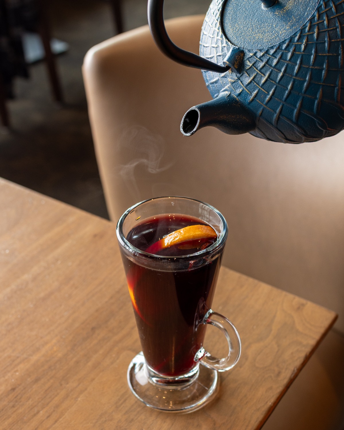 𝗠𝘂𝗹𝗹 𝗜𝘁 𝗢𝘃𝗲𝗿 feels just right today. Warm, spiced, and perfect for a cold and rainy Madison afternoon.
Settle in with us at Eno Vino Downtown!