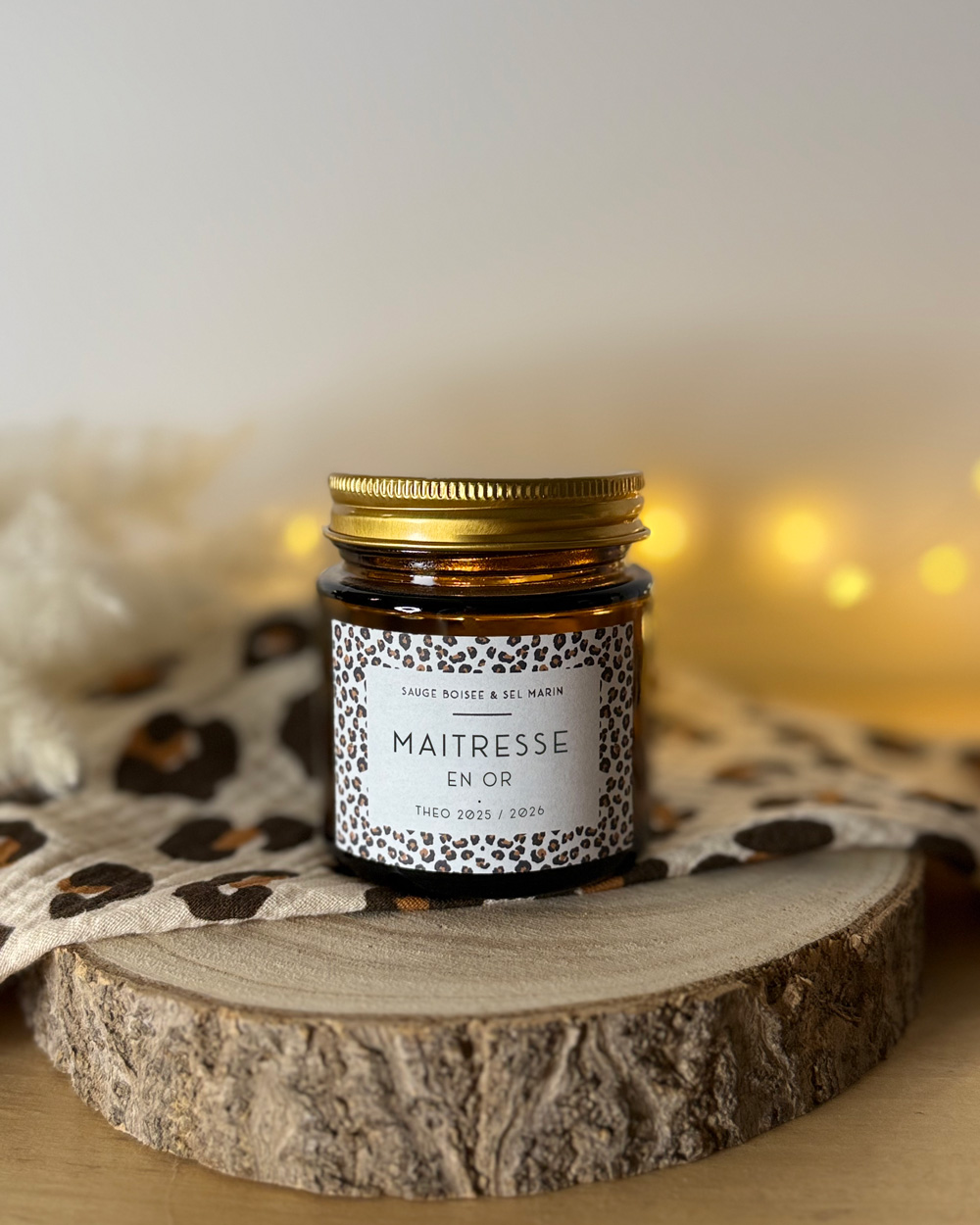 Un petit produit qui fait peu de bruit, mais qui fait l’unanimité : la bougie parfumée.
Parfaite pour les petits budgets, idéale pour les grandes attentions, elle offre ce combo gagnant entre douceur, joli parfum et personnalisation.
Avec son motif graou, elle apporte une petite touche sauvage qui plaît à tout le monde, pile ce qu’il faut pour un cadeau simple, mignon et toujours apprécié.
Une petite flamme, un parfum cosy, un design qui claque… prête à en offrir une à ton tour ? 🐆✨
#luzetnina #bougieparfumee #cadeaupersonnalise #graou #imprimeleopard #noel2025 #ideecadeaunoel #petitbudget #petiteattention #faitmainfrance