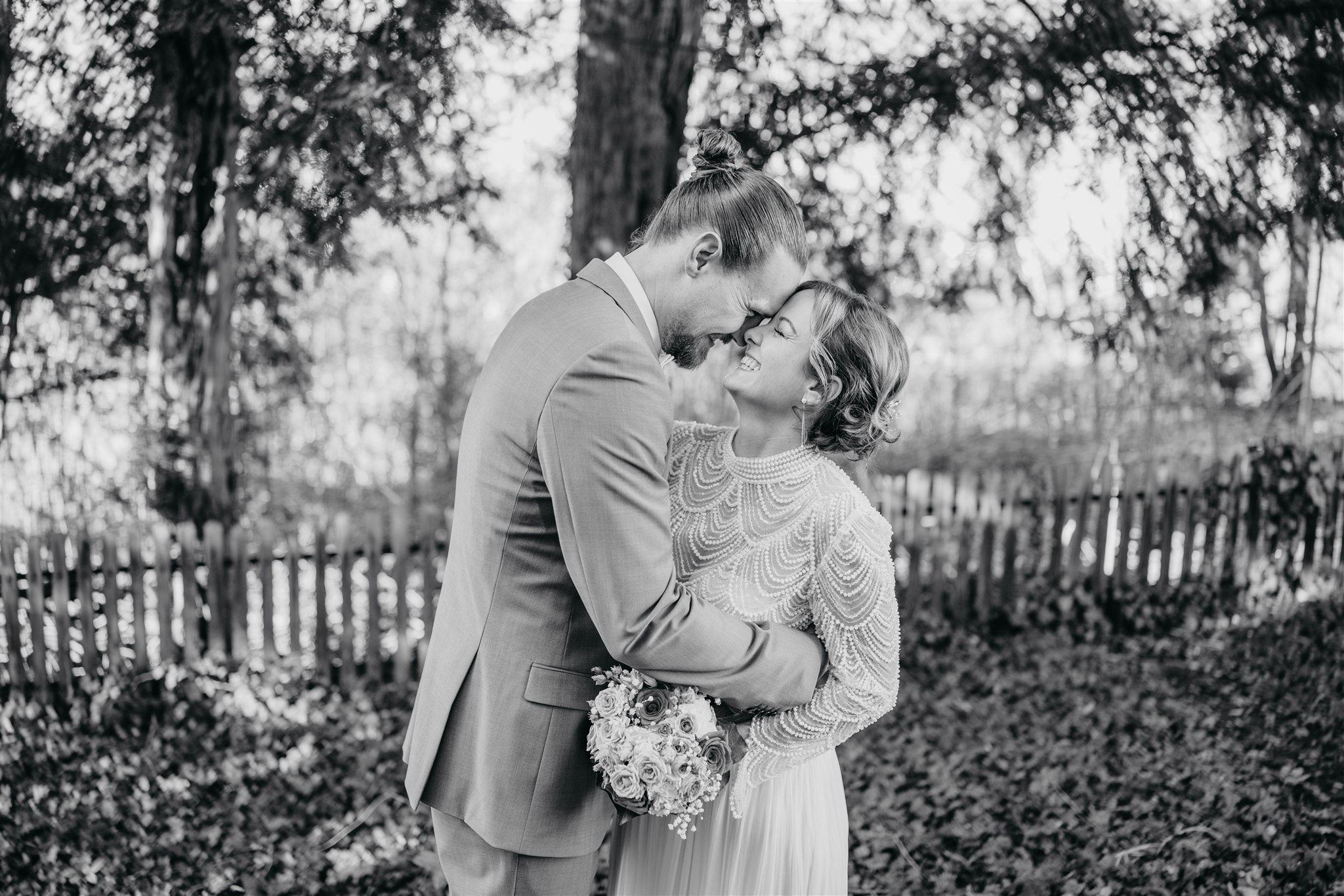 ✨ Manchmal ist ein Moment größer als das Foto selbst. ✨
Es gibt Augenblicke, da hält die Zeit kurz den Atem an.
Ein Blick, den niemand bemerkt.
Ein Lachen, das nur zwischen euch existiert.
Ein Licht, das zufällig genau richtig fällt.
Und genau in solchen Momenten merke ich wieder,
warum ich tue, was ich tue.
Nicht für ein perfektes Bild.
Sondern für das Gefühl, das darin weiterlebt.
Für später.
Für immer.
Wenn ihr eure eigenen echten Wintermomente festhalten möchtet – schreibt mir gern. Ich freu mich auf euch. 🤍