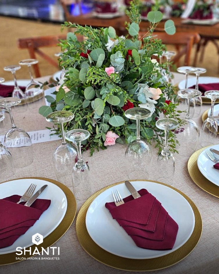 🌿✨ Cada detalle suma para crear un ambiente elegante y armonioso.
En Shanti transformamos tu evento con bellos montajes, arreglos naturales y una presentación impecable. 💐🍷
📞 Informes al: 722 138 9203
📍2 de abril, Santa María, San Mateo Atenco, Méx.
.
.
.
.
#Shanti #SalónDeEventos #MontajeDeMesas #EventosSociales #EventosEmpresariales #Banquetes #Toluca #SanMateoAtenco #Decoración #EventosConEstilo