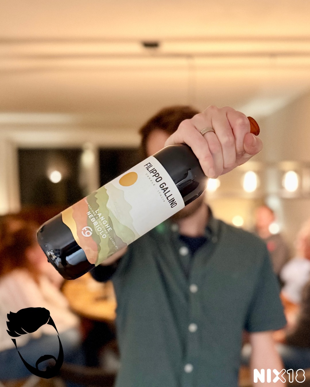 Langhe Nebbiolo, Filippo Gallino, Piemonte, Italië
De hekkensluiter van onze Sip Nouveau themaweek! En hoe kan het ook anders dan dat we een rondje Piemonte afsluiten met dé trots van de streek... Geen dikke houtgerijpte Barolo, maar wél een 100% pure Nebbiolo. Veel smaak, voor een mooie prijs!
Je kunt de proefdoos nog bestellen via de link in bio, en de kortingscode Wijnvaders10 werkt óók nog steeds. Doe er je voordeel mee!
Deze van Filippo Gallino dronken we nog wat jong voor een Nebbiolo, maar gelukkig was 'ie al echt heel goed. Heerlijk frisse aroma's van rood fruit en bloemen. In de mond behoorlijk drogend door de krachtige tannine, maar met iets vettigs erbij komt de smaak echt tot leven. Kruidigheid, vol rood fruit, iets aards én verrassend fris. Deze gaat echt heerlijk bij een goede BBQ of een charcuterie en kaasplank met oude harde kazen.
Onze beoordeling: 🍼🍼🍼🍼
Wij kregen 'm van @sipnouveau.nl. Richtprijs is €13,49
Dit wijnhuis is het grootste waar Sip Nouveau mee samenwerkt, en gelijk ook de bekendste. De familie Gallino verbouwt al generaties lang druiven in het Roero gebied van Piemonte en onder leiding van Filippo zijn ze internationaal gegaan. Zijn zoon - Gianni - heeft nu de leiding en maakt prachtige, veel geroemde wijnen. Ze staan vooral bekend om hun Roero Arneis die de beste in zijn prijsklasse wordt genoemd.
Deze fles is ter beschikking gesteld door de wijnhandel en is geen betaalde reclame.
#piemonte #nebbiolo #langhenebbiolo #proost #wine #wineenthusiastlife #winefluencer #winelover #wineofinstagram #winestagram #instawine #dewijnvaders #wijn #vaders #prouddad #papa