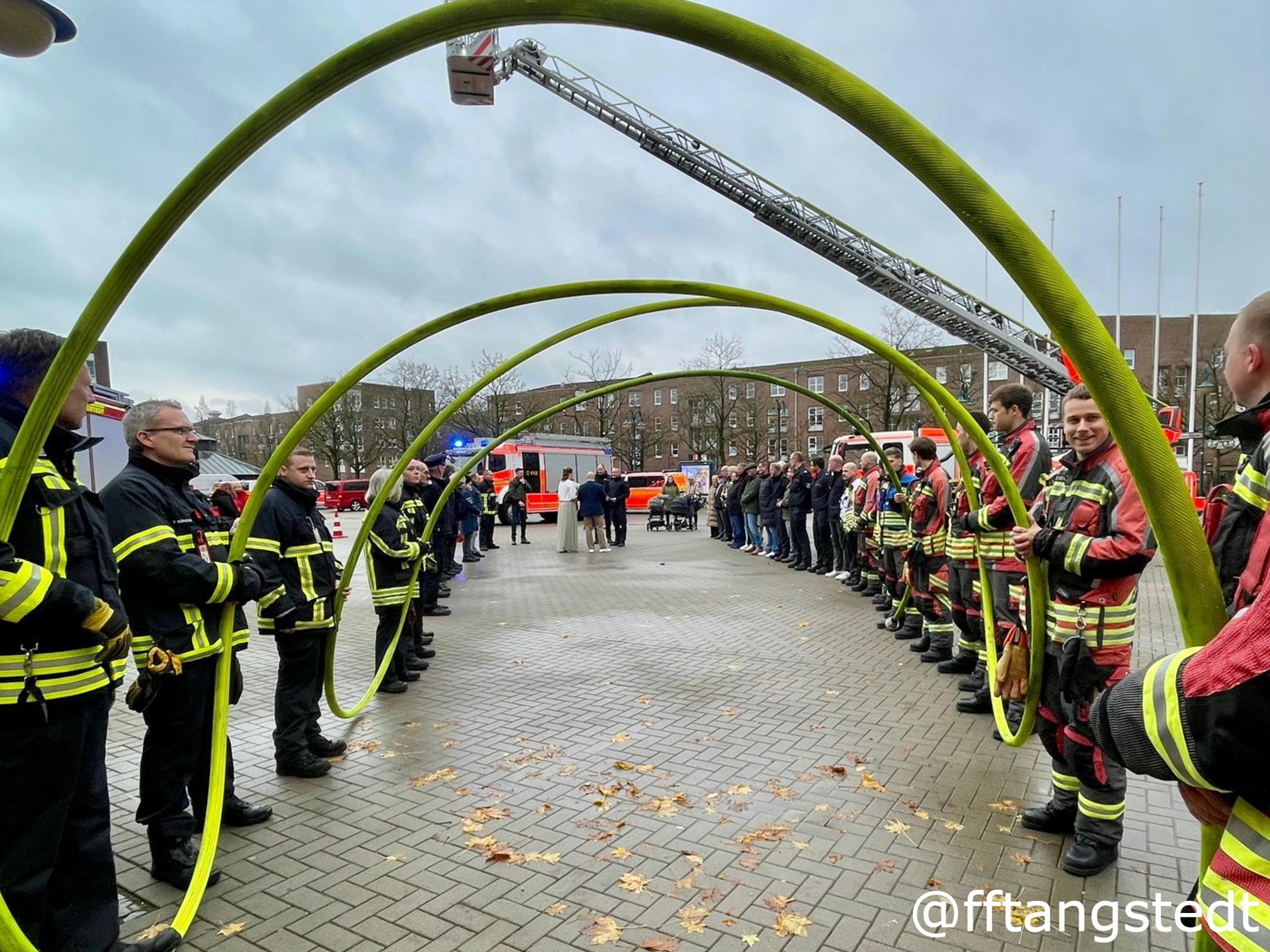 Am vergangenen Mittwoch gab es das zweite "feierliche Treffen" mit den Kameraden der @berufsfeuerwehr_norderstedt in diesem Jahr. Unser Kamerad und ihr Arbeitskollege Nico, gab seiner Alena, welche ebenfalls in der dortigen Feuerwehrverwaltung tätig ist, im Standesamt in Norderstedt das "Ja-Wort".💍
Wie es sich gehört stellten wir ein Spalier für die Zwei vor dem Standesamt.👩🚒👨🚒 Standesgemäß galt es auch noch eine kleine Aufgabe zu meistern. 🤭🔥
Wir wünschen euch auch auf diesem Weg noch einmal alles Gute für eure gemeinsame Zukunft.🥳🚒
#feuerwehr #firefighter #freiwilligefeuerwehr #ehrenamt #retterherz #blaulicht #blaulichtfamilie #fireandrescue #einsatz #alarm #atemschutz #feuer #technischehilfeleistung #einsatzfahrzeug #löschfahrzeug #notruf #instagram #insta #instagramreels #reelsinstagram #reelsofinstagram #instagramreel #reels #kreisstormarn #schleswigholstein #feuerwehr #tangstedt