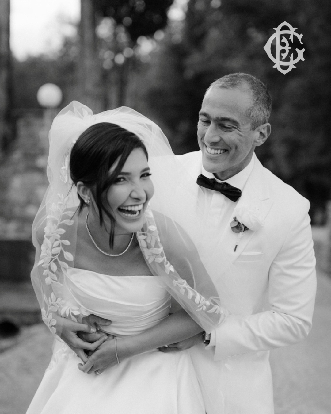 No casamento inesquecível de Janaina e Antonio, celebrado na Toscana, Antonio vestiu um terno branco clássico Eduardo Guinle — uma escolha sofisticada, leve e perfeitamente alinhada ao cenário encantador do campo italiano.
Elegância atemporal, alfaiataria impecável e um visual que traduz presença e refinamento.
Fornecedores:
Wedding Planner: @pantheonkelyoliver
Foto: @enricovallicela
Vídeo: @ludmilaandrade
Flores: @fioreallocchiello.it
Local: @vin.hotel
Celebrante: carlaagoes
Violino / DJ: @valentim.music
Hair & Makeup: @sabrinasilva.beauty
Confetti: @confetteriasilvana
Cake Design: @uly_biagetti
Vestido da Noiva: @carolhungriaoficial
Terno do Noivo: @eduardo_guinle
Carro: @gbiagi27
#EduardoGuinle #NoivoEG #TernoBranco #TernoSobMedida #AlfaiatariaContemporânea #Casamento #ElegânciaDiscreta #ClássicoModerno #Menswear