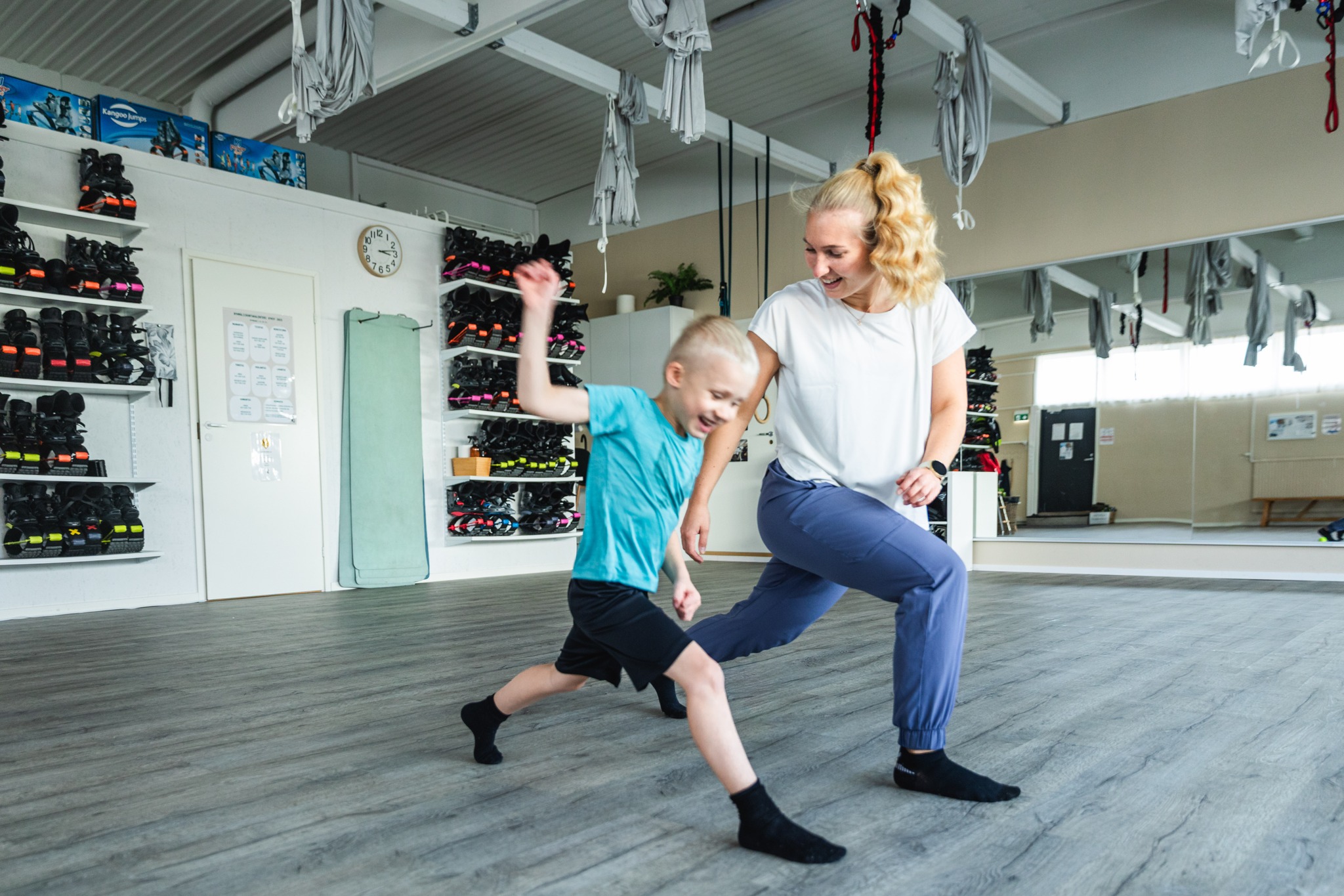 Jag har turen att ha hittat världens bästa samarbetspartner!💚
Tack vare @wellbeingbysara_ har jag kunnat ta mottagningsbesök från företagets början. Studio WS är ett jättefint utrymme med gym och gruppsal, och ett mottagningsrum där jag träffar mina klienter. 😍
Om du brukar träna i Studion så är sannolikheten stor att du stöter på mig. Förutom då jag har fysioterapikunder så är jag där som extra tränare eller vikarie. Dessutom tar jag gärna chansen att vara med på passen för att träna på fritiden. Mina personliga favoriter är Hyrox och Kangoo jumps! 🏋️♀️
Kolla in vilka andra träningsgrupper Studio WS erbjuder. Jag kan varmt rekommendera!
@wellbeingbysara_
Boka en mottagningstid hos mig så ses vi i Studio WS, lärlingsvägen 8.📌
PS// På våren planerar vi också att jag får leda en av grupperna i Studion, men mera om det senare 😉
🌿💚🌿💚🌿💚🌿💚🌿💚🌿💚🌿💚🌿
Oon niin onnekas, että löysin maailman parhaan yhteistyökumppanin! 💚
@wellbeingbysara_ ansiosta oon voinut ottaa vastaan vastaanottoasiakkaita ihan alusta asti. Studio WS on superhieno paikka! Siellä on kuntosali, ryhmäliikuntasali sekä vastaanottohuone, jossa tapaan asiakkaita.😍
Jos käyt Studiolla treenaamassa, törmäät todennäköisesti muhun! Fysioterapia-asiakkaiden lisäksi oon siellä usein lisäohjaajana tai tuuraajana, ja tykkään myös käydä tunneilla treenaamassa vapaa-ajalla. Suosikkejani ovat Hyrox ja Kangoo Jumps!🏋️♀️
Kurkaa myös, mitä muita treeniryhmiä Studio WS tarjoaa – voin lämmöllä suositella!
@wellbeingbysara_
Varaa vastaanottoaika, niin nähdään Studio WS:ssä, Oppipojantie 8:ssa.📌
PS: Keväällä saan myös vetää yhtä Studion ryhmistä – lisää siitä tulossa pian! 😉
#fysioterapi #rehab #harjoittelu #akupunktur #kuntoutus #fysiovictoria #hyvinvointi #massage #akupunktio #hälsa #fysioterapia #välmående #hieronta #träning #terveys