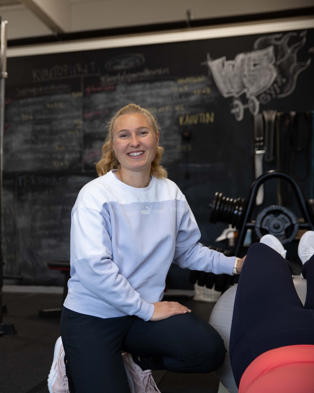 Välkommen till Fysio Victorias IG!💚
Jag heter Victoria Lindholm och är legitimerad fysioterapeut. Min passion är att hjälpa människor i alla åldrar att kunna röra sig och må bättre.🌿
På Fysio Victoria erbjuder jag fysioterapi, träning, massage, rehabilitering och akupunktur – alltid med fokus på personligt bemötande och trygg vård.🫶
Jag specialiserar mig inom barn- och ungdomsfysioterapi, och mitt mål är att skapa glädje i rörelse och förebygga besvär tidigt i livet. 🤸♀️
På det här kontot kommer du att se inlägg om fysioterapi och välmående, men också uppbyggandet av företaget och brandet Fysio Victoria. Häng med!🤩
Kontaktuppgifter för tidsbokning i bion🙌
🌿💚🌿💚🌿💚🌿💚🌿💚🌿💚🌿💚🌿💚
Tervetuloa Fysio Victorian Instagramiin!💚
Olen Victoria Lindholm, laillistettu fysioterapeutti. Intohimoni on auttaa kaikenikäisiä ihmisiä liikkumaan paremmin ja voimaan hyvin.🌿
Fysio Victoriassa tarjoan fysioterapiaa, harjoittelua, hierontaa, kuntoutusta ja akupunktiota – aina henkilökohtaisella otteella ja turvallisella hoidolla.🫶
Olen erikoistunut lasten ja nuorten fysioterapiaan, ja tavoitteenani on luoda liikkumisen iloa sekä ennaltaehkäistä vaivoja jo varhaisessa vaiheessa.🤸♀️
Tällä tilillä näet julkaisuja fysioterapiasta ja hyvinvoinnista, mutta myös yrityksen ja brändin Fysio Victorian rakentamisesta.🤩
Yhteystiedot ajanvarausta profiilissa 🙌
#fysiovictoria #fysioterapi #barnochungdomsfysioterapi #träning #rehab #massage #akupunktur #välmående #hälsa #fysiovictoria #fysioterapia #lastenfysioterapia #harjoittelu #kuntoutus #hieronta #akupunktio #hyvinvointi #terveys