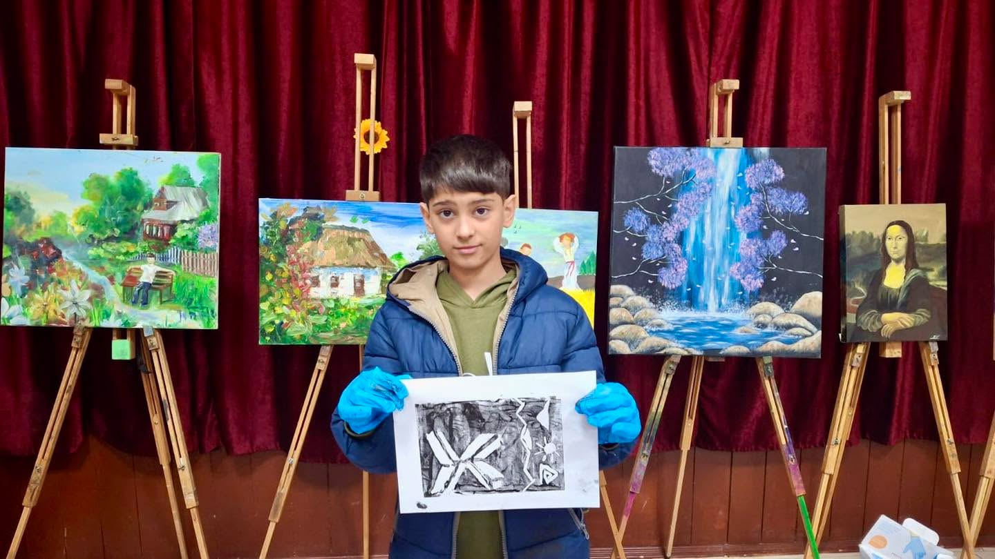 Săptămâna aceasta, la Cuhnești, raionul Glodeni, comunitatea a trăit o zi aparte în cadrul programului „Femeile Moldovei Revin Acasă”. Sub îndrumarea maestrului Alexei Vidrașco, participanții au descoperit arta plasticogravurii într-un atelier care a unit generații și a creat o atmosferă caldă, plină de inspirație și sens. 🌟
Copii, adulți și seniori au lucrat împreună, descoperind simboluri, ornamente și tehnici care reflectă tradiția noastră și frumusețea detaliilor transmise din generație în generație. Fiecare lucrare a devenit o punte între oameni — un exercițiu de creativitate, răbdare și descoperire personală. 😊
Activitatea a fost realizată în cadrul proiectului implementat de Femeile Moldovei, cu sprijinul GIZ Moldova, oferind comunității din Cuhnești ocazia de a se reconecta cu arta, cultura și propriile rădăcini.
A fost o zi în care liniile trasate pe plăci au spus povești, iar arta a devenit limbaj comun. O zi în care comunitatea a demonstrat, din nou, câtă lumină poate aduce munca împreună și câte legături noi pot lua naștere în jurul unei mese de creație. ❤️
#FemeileMoldovei #RevinAcasa #cuhnești #glodeni #FemeiCarelnspira #GIZMoldova
#CurajulDeAFiAcasa