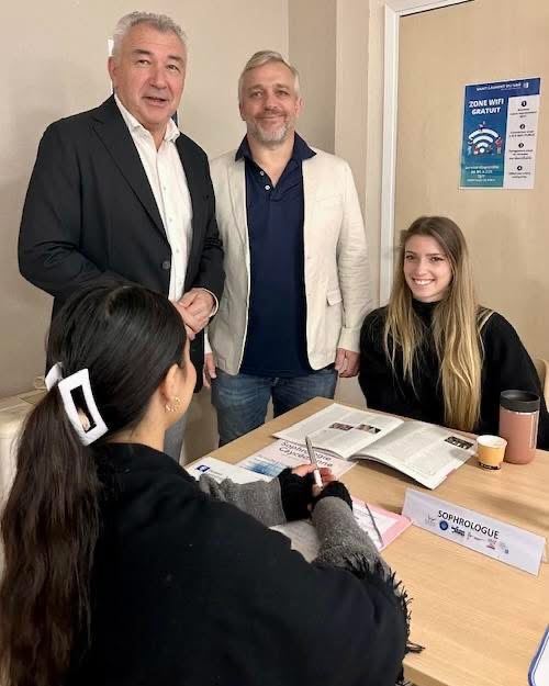 Retour sur notre participation jeudi dernier à l'opération "Découvre ton métier" organisé par l'AGASC et la Ville de Saint-Laurent-du-Var.
Les jeunes collégiens sont venus à notre rencontre pour découvrir la Sophrologie et la profession de Sophrologue. La Sophrologie est une discipline qui aide chacun à découvrir ses potentiels et à être acteur de son chemin.
Nous avons été touchés par l'intérêt et la curiosité de ces jeunes en quête d'avenir.
Merci également aux élèves de notre école SOFRONICIA venus partager leur expérience.
Pour rappel, cette semaine et jusqu'au 23 novembre, a lieu la Semaine Internationale de la Sophrologie. Tous les Laurentins et amis seront les bienvenus dans notre école, au 40 Bd Jean Ossola pour des sessions gratuites de découverte de notre belle méthode.
👉 Des séances d’initiation gratuites toute la semaine (sur RDV)
👉 Une rencontre dédiée à la découverte de notre formation hybride – Vendredi 21 à 18h30
Infos & inscriptions :
📩 ecole@sofronicia.com
📞 06 84 70 51 29
🌐 sofronicia.com
#sofronicia #sophrologie #formationsophrologie #education #decouvretonmetier #formation