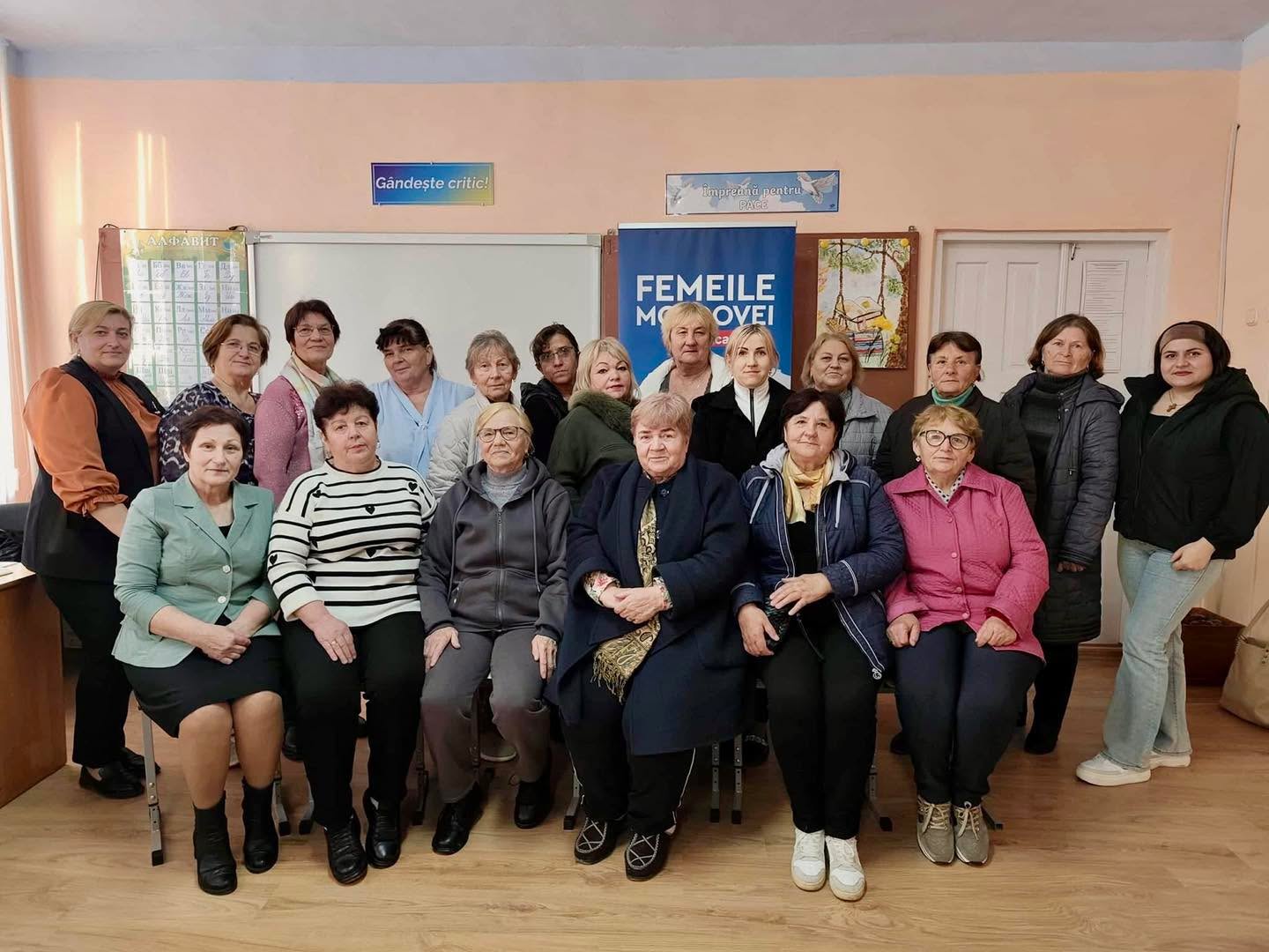 Sâmbătă, în comuna Brînzenii Noi, raionul Telenești, a avut loc un atelier din cadrul programului „Femeile Moldovei Revin Acasă”. Femeile din comunitate au participat la seminarul practic „Telefoane și Internet pe înțelesul Tuturor”, o activitate dedicată seniorilor care își doresc să devină mai siguri și mai încrezători în utilizarea tehnologiei. 📱
Evenimentul a fost organizat și moderat de doamna Mariana Banari, care a creat o atmosferă caldă și prietenoasă, încurajând participantele să descopere tehnologia într-un ritm accesibil și sigur.
Sub îndrumarea celor două formatoare extraordinare, dna Galina Sîrbu, profesoară de Educație pentru Media, și dna Tatiana Banari, profesoară de informatică, participantele au descoperit cum pot naviga în siguranță pe internet, ce înseamnă phishingul, cum pot folosi rețelele de socializare în mod responsabil și cum își pot proteja datele personale.
În partea practică, doamnele au învățat să folosească aplicații utile precum WhatsApp, YouTube, Google Maps sau serviciile comunale, să facă apeluri video, să trimită fotografii și chiar să descarce și să utilizeze aplicația GPT, descoperind cu uimire cât de prietenoasă și utilă poate fi tehnologia. 😊
A fost mai mult decât un seminar: a fost un moment de conectare între generații, de sprijin și de încurajare.
Mulțumim din suflet formatoarelor pentru profesionalism și răbdare, de asemenea și dnei Iana Stanțieru, președinta Alianței „Femeile Moldovei”, pentru inițierea acestui proiect care ajută la integrarea seniorilor în lumea tehnologiei. ❤️
Comunitatea din Brînzenii Noi a demonstrat încă o dată că niciodată nu este prea târziu să înveți ceva nou.
🌟 Programul Femeile Moldovei Revin Acasă este implementat cu sprijinul Agenției de Cooperare Internațională a Germaniei (GIZ) prin Fondul de
Consiliere în Politici GIZ Moldova.
#FemeileMoldovei #RevinAcasa #telenesti #FemeiCarelnspira #GIZMoldova
#CurajulDeAFiAcasa
#FemeileMoldovei #Comunitate #DansulGenerațiilor #StareDeBine #GIZMoldova #RevenimAcasă #TradițiiCareUnesc #alianțafemeilemoldovei #femeicareinspiră