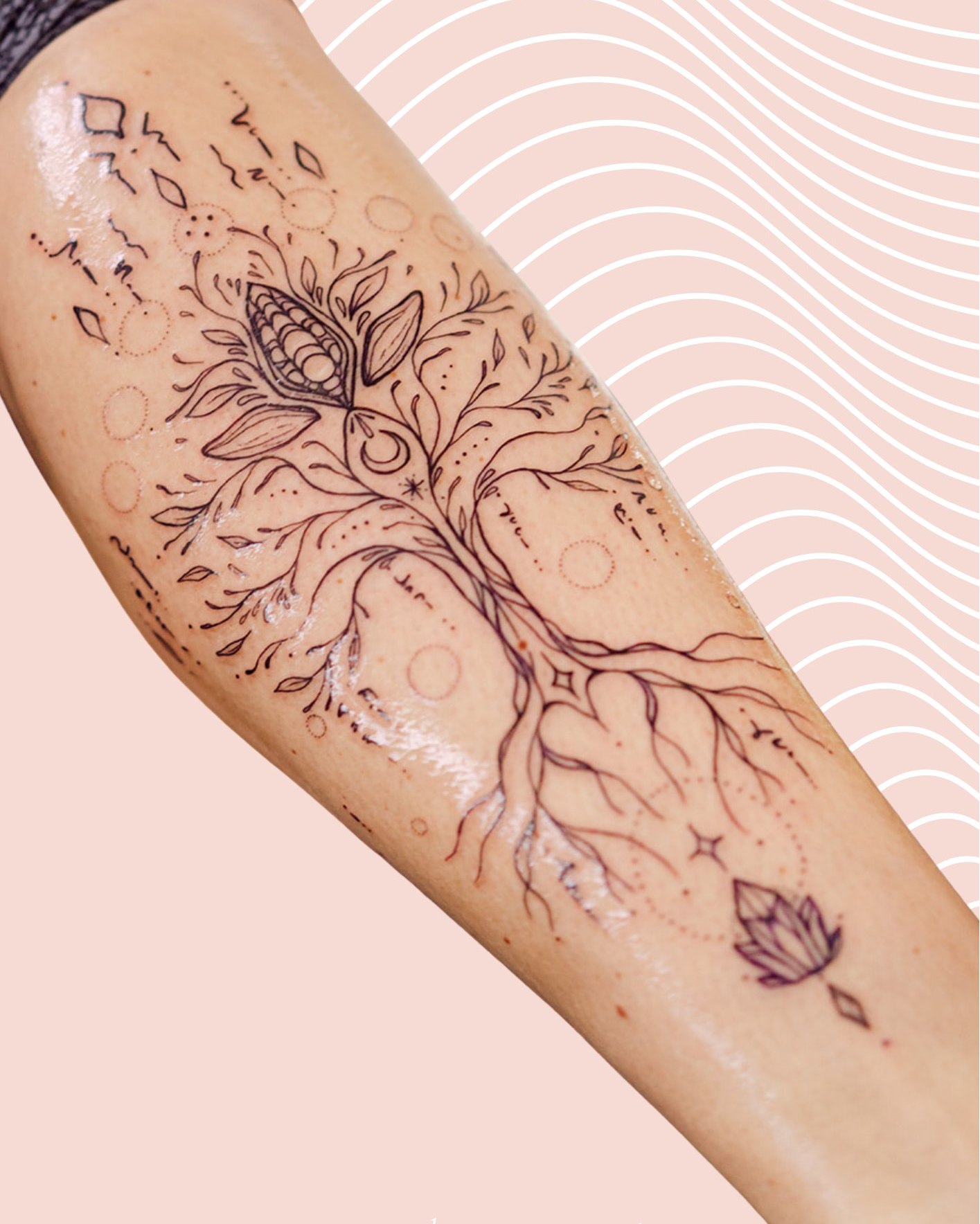 KOŘENY A KVĚTY
Strom života - jeden z nejstarších a nejuniverzálnějších symbolů lidstva. Když tato klientka přišla s přáním zachytit svou životní transformaci, věděla jsem, že tento symbol bude dokonalým zrcadlením její cesty.
Viditelné kořeny symbolizují spojení s předky a zemí, která nás živí. Větve a listy představují růst a rozvoj našich darů světu. Semeno v centru připomíná potenciál, který v sobě všichni neseme.
Čerstvě tetovaná kůže na fotce - lesklá a mírně zarudlá - je připomínkou toho, že každá transformace začíná jistým narušením. Bolest je součástí procesu, stejně jako následné hojení a integrace.
Tetování není cílem, ale začátkem. Po dokončení tohoto díla začala devítiměsíční cesta, během které klientka pozorovala, jak se symbol stává součástí jejího příběhu a jak se jeho energie projevuje v jejím životě.
Vědomé tetování nám pomáhá pamatovat si, kdo jsme, i ve chvílích, kdy na to zapomínáme.
#stromzivota #vedometetovani #korenyadary #transformace