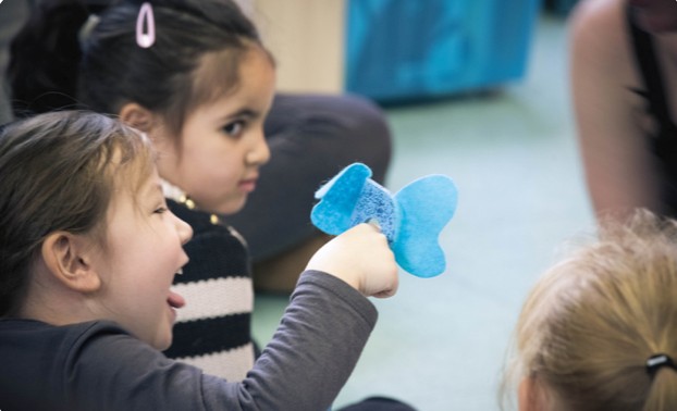 Ce samedi 22 novembre, @pipelette_la_chaussette invite les enfants à découvrir ce qui se cache derrière la colère. Grâce à un spectacle de marionnettes tout en tendresse, les petits vont observer, ressentir et comprendre cette émotion souvent si difficile à apprivoiser… 🧦
👉 Après le spectacle, chaque enfant pourra fabriquer sa propre boîte à colère. Une boîte magique qui “mange” et “digère” les dessins, gribouillages ou déchirures de colère, pour apprendre à transformer les émotions en quelque chose de plus agréable… 🌈
📍 Rendez vous à 10h30 à l’Atelier de Pipelette la Chaussette d'Évry
#pipelettelachausette #spectacleenfanty #atelier #emotions #explorersesemotions #boiteacolere #ateliercreatif #colere #spectacle #contes