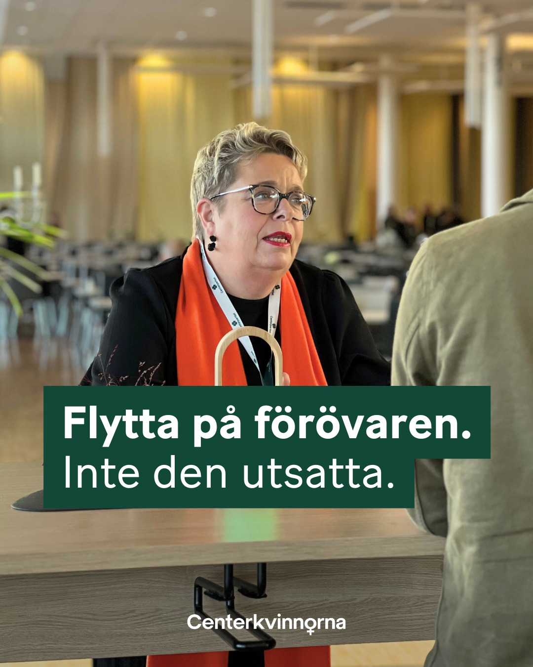 I Sverige är det fortfarande kvinnan som tvingas lämna sitt hem och ge upp hela sitt liv när mannen är våldsam.
Det är ett system byggt för förövaren, inte för den utsatta. Centerkvinnorna vill vända på det:
🔸 Gubbflytt - den våldsutövande mannen ska vräkas, inte den utsatta kvinnan
🔸 Förstärkt kontaktförbud med elektronisk fotboja
🔸 Kriminalisera psykiskt våld
🔸 Snabbare och starkare rättsskydd vid våld i nära relation
🔸 Fler skyddade boenden och bättre stöd till utsatta kvinnor
Ingen kvinna ska behöva hålla sig gömd för att överleva. Det är mannen som ska flyttas, stoppas och hållas borta.
🧡 Ett tryggare samhälle börjar med att vi slutar lägga ansvaret på den som redan är utsatt.
👉 Håller du med oss? Bli medlem i Centerkvinnorna.