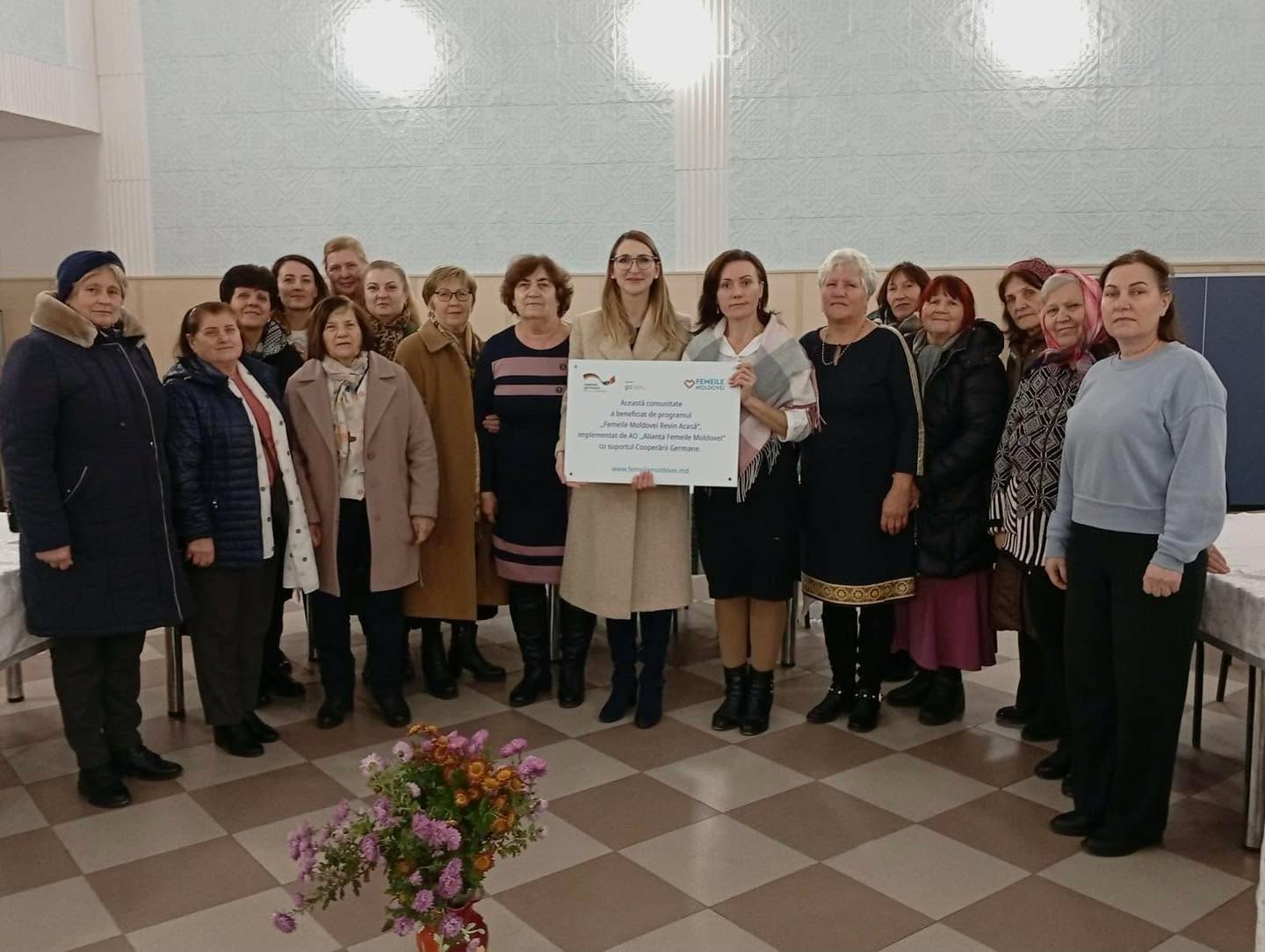 Ieri, în cadrul programului „Femeile Moldovei Revin Acasă”, a avut loc un atelier dedicat artei, culturii și literaturii, moderat de doamna Aurelia Guzun, la Drăsliceni, raionul Criuleni. Atmosfera a fost una plină de creativitate și inspirație, aducând împreună femei talentate din comunitate. 🌸
Participantele au admirat expoziția de tablouri realizată de Maria Guzun, au discutat despre rolul culturii în viața comunității alături de Margareta Guzun, care și-a lansat propria carte, și au explorat universul literar într-un dialog ghidat de Aurelia Guzun, moderatoarea și organizatoarea acestui eveniment reușit.
❤️ Mulțumim coordonatoarei Armenia Malanețcaia și Aurelia Guzun, dar și tuturor doamnelor pentru implicare și frumoasa colaborare!
Programul Femeile Moldovei Revin Acasă este implementat cu sprijinul Agenției de Cooperare Internațională a Germaniei (GIZ) prin Fondul de Consiliere în Politici GIZ Moldova.
#FemeileMoldovei #RevinAcasa #Drasliceni #Diaspora #FemeiCareInspiră #GIZMoldova #CurajulDeAFiAcasa