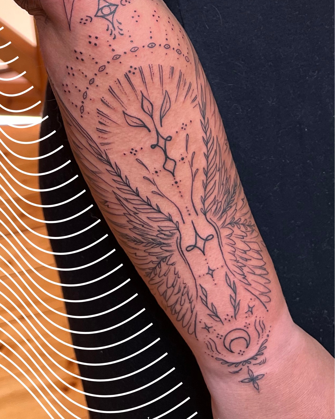 ✨ SPOJENÍ MEZI SVĚTY ✨
Křídla jako symbol svobody, měsíc jako připomínka cykličnosti, rostlinné prvky jako spojení se zemí... Každá linie tohoto má svůj hlubší významu.
Když klientka přišla s vizí propojení své pozemské cesty s vyššími rovinami, věděla jsem, že tvoříme něco, co bude nejen ozdobou, ale i každodenním průvodcem na její cestě. Tímto motivem jsem doplnily šamanku, kterou jsme otiskly do kůži na rameno několik let nazpátek.
#vedometetovani #kridla #symbolika #ritualnitransformace