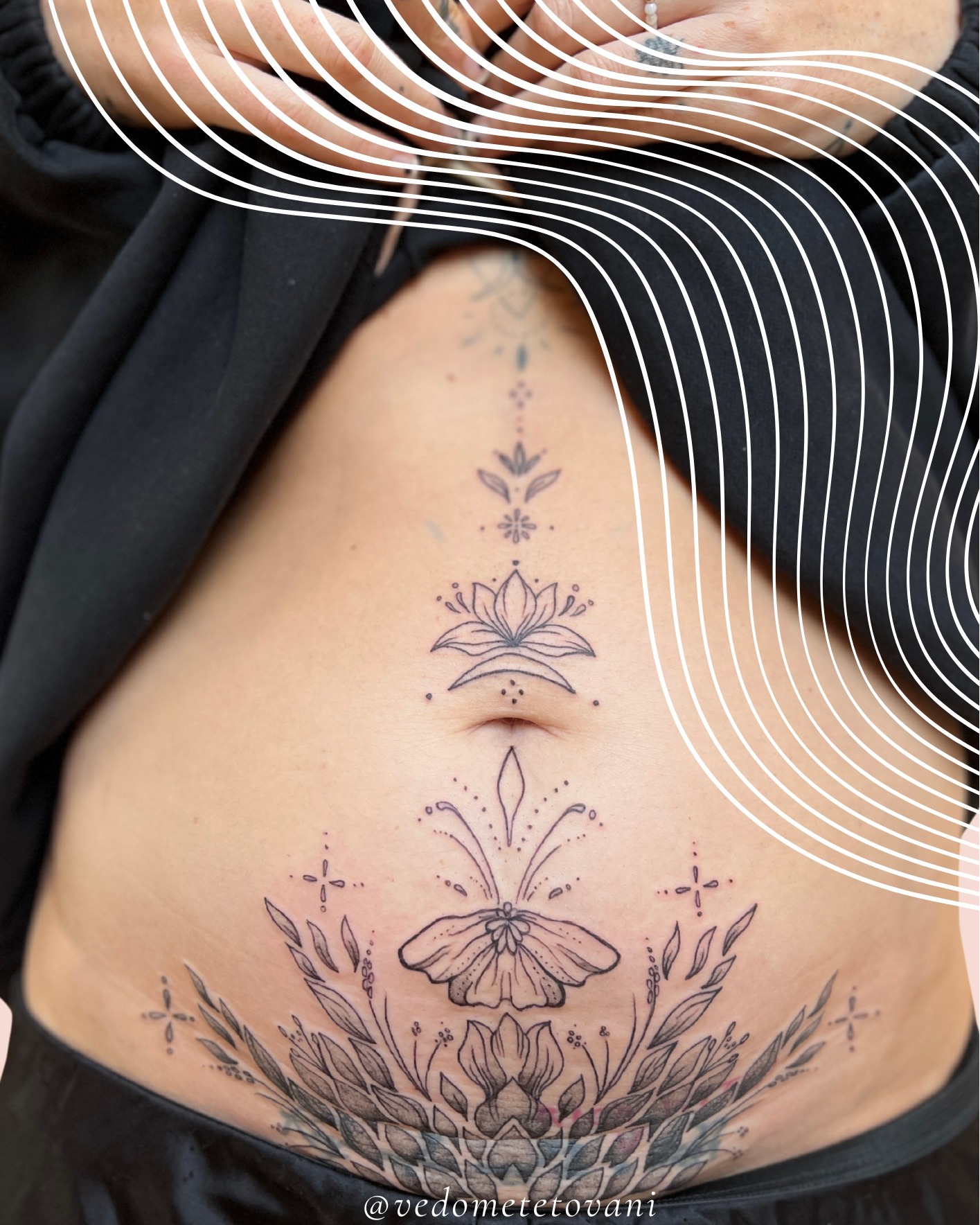 ZNOVUZROZENÍ ŽENSTVÍ
Někdy není tetování jen o přidání nového, ale o transformaci toho, co už je součástí našeho příběhu. Toto tetování vypráví příběh ženy, která se znovu spojila se svým ženstvím.
Břicho - kolébka života a centrum naší síly - se stalo plátnem pro tento hluboký přechodový rituál. Lotos jako symbol čistoty a znovuzrození, motýl jako symbol transformace a jemné rostlinné prvky vytvářejí harmonický celek, který oslavuje ženskou krásu a sílu.
Proces redesignu tetování je vždy velmi intimní. Nejde jen o překrytí starého novým, ale o integraci minulosti do nového příběhu. Je to jako říct: "Ano, i tato část patří do mého příběhu, ale nyní ji vnímám jinak."
Každá linie byla tvořena s hlubokou úctou k cestě, kterou tato žena prošla. Od studu k přijetí, od skrývání k oslavě. Taková transformace přesahuje pouhý vizuál - je to cesta zpět k sobě.
#transformacetetovani #zenskost #vedometetovani #lotosovykvet