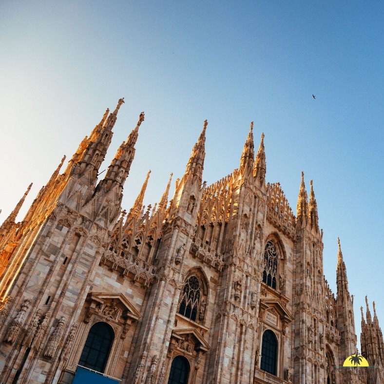 𝐔𝐧 𝐜𝐢𝐭𝐲-𝐭𝐫𝐢𝐩 𝐚̀ 𝐌𝐢𝐥𝐚𝐧, 𝐜̧𝐚 𝐭𝐞 𝐭𝐞𝐧𝐭𝐞 ?
Rejoins Milan facilement en train depuis la Suisse et profite d’une escapade mêlant culture, style et gastronomie. Admire l’incroyable Dôme, perds-toi dans les ruelles de la “petite Venise” du quartier de Navigli, fais le plein d’inspirations dans les boutiques et galeries, puis savoure la véritable cuisine italienne dans une trattoria animée.
Entre architecture grandiose, ambiance tendance et délices culinaires, Milan est la ville idéale pour un week-end qui combine découvertes et plaisir.
#Milan #Italie #CityTrip #VoyageEnTrain #GastronomieItalienne #Shopping #VoyageSurMesure #EscapadeUrbaine #romontregion