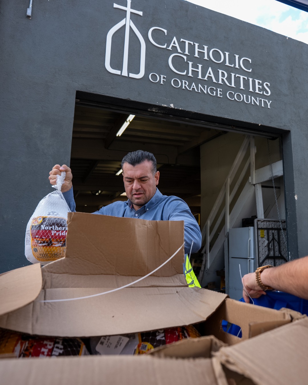Last week, Cantlay Food Distribution Center was filled with gratitude as volunteers, alongside CA Assemblymember Avelino Valencia and his team, helped provide Thanksgiving meals to families in need. Thanks to the generous turkey donation from Assemblymember Valencia's office, hundreds received a holiday meal. Moments like these remind us of Christ's call to serve with love, and the positive impact we can create when community, compassion, and faith come together.
Photos Courtesy of Scott Smeltzer, RCBO