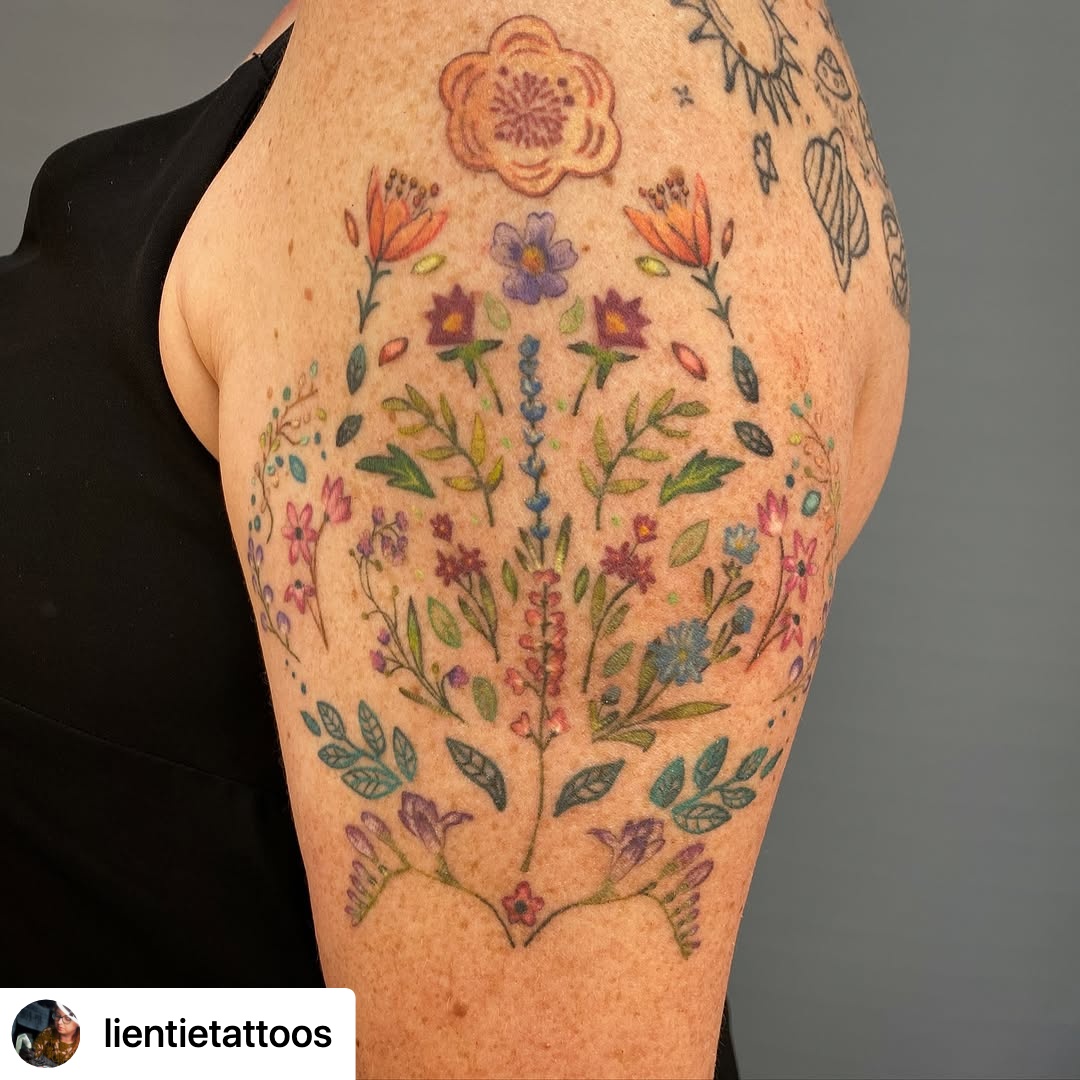 @lientietattoos Healed floral ornamental tattoo for Natalie! This one started with the inner piece, and then she had an extra couple of smaller sessions adding more sections on.
I like this sort of style for how delicate it looks even covering a larger area 🌷✨
#tattoos #botanicaltattoo #floraltattoo #tattoo #tattooartist