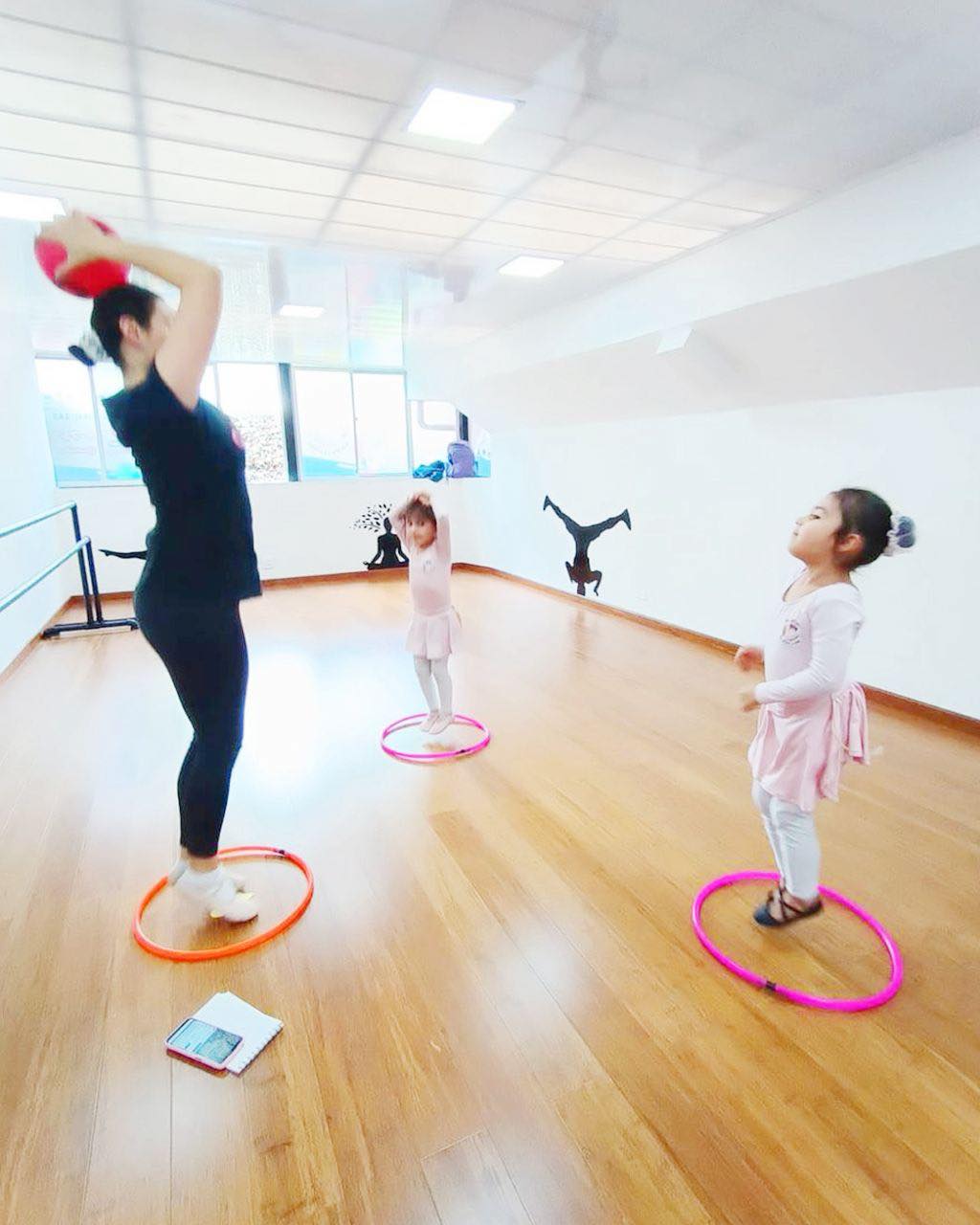 👉🏻 En cada clase, las niñas aprenden técnica, postura y coordinación, pero también descubren cómo expresar emociones a través del movimiento.
El ballet en Art Club forma cuerpo, mente y espíritu con precisión y pasión❤️
👉 ¡Inspira su talento y deja que brille en cada paso!