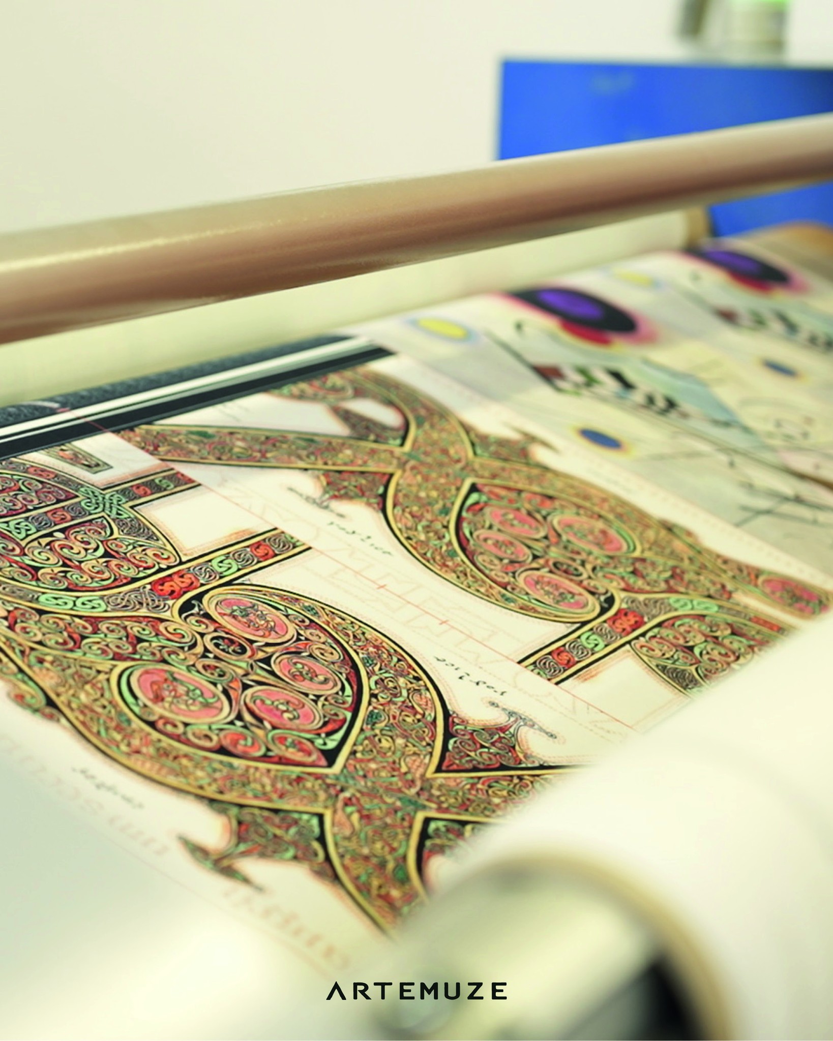 Matière signature chez Artemuze, le velours donne vie à nos créations. ✨
Doux au toucher, profond dans les couleurs, il sublime chaque motif imprimé avec une intensité incomparable.
Sur chaque coussin, trousse ou kakemono, il devient support d’émotion, de lumière, de relief.
Imprimé en haute définition grâce à une technique de sublimation, le velours conserve la finesse du détail tout en offrant un rendu vibrant et durable. 🌱
🧵 Choisi pour sa texture enveloppante et son tombé élégant, il incarne aussi l’engagement d’Artemuze pour une fabrication de qualité, en Alsace, dans le respect du savoir-faire textile.
Une matière noble, pour des objets du quotidien qui ont du sens. 💛
#velours #artemuze #matièresignature #textileart #fabricationfrançaise #artisanatfrancais #decoinspirée #impressiontextile #savoirfaire #decoauthentique #arttextile #decomurale #faitmain #madeinfrance #slowdeco