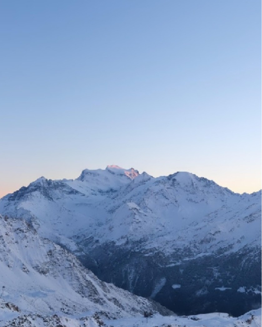 Fresh snow in Verbier! ❄️ Winter is officially here... Swipe through the latest webcam snaps. Who’s ready for the season?
------
De la neige fraîche à Verbier ! ❄️ L'hiver est officiellement arrivé... Découvrez les dernières photos prises par la webcam. Qui est prêt pour la saison ?
#verbier #winter #skiseason #winterishere #freshsnow