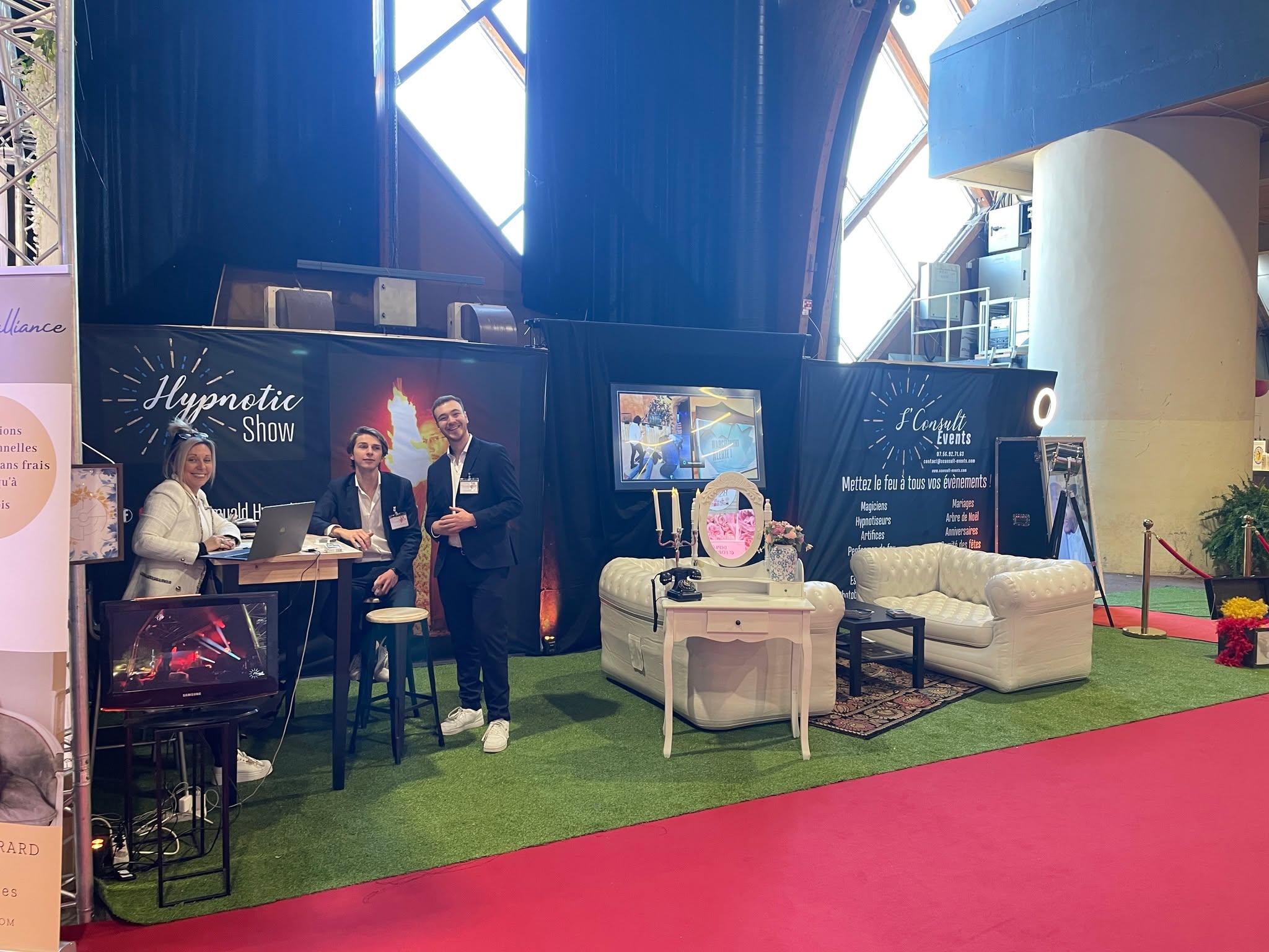 Retour sur la semaine
Le week-end dernier, j’ai quitté le bureau pour installer le stand S’Consult Events au Salon du Mariage de Charleville-Mézières. Deux jours à accueillir des futurs mariés, répondre à leurs questions, leur faire découvrir nos animations – magiciens, photobooth, livre d’or audio, hypnose – bref, tout ce qui permet de donner du rythme et de la personnalité à leur journée. La photo du stand parlera d’elle-même.
Lundi matin, retour aux dossiers avec un rendez-vous de rendu projet, puis direction le bureau pour gérer le classique “après-salon” : trier les contacts, reprendre les échanges, organiser les demandes, remettre tout au propre.
Mardi a fait du bien avec le jour férié, une petite pause bienvenue dans un emploi du temps chargé.
Car dès mercredi, la machine est repartie à pleine vitesse : préparation des événements de décembre et janvier, plannings qui se remplissent, ajustements de dernière minute… Il reste encore quelques créneaux pour ceux qui s’y prennent tard, mais pas pour longtemps.
Et au milieu de tout ça, je prépare aussi l’arrivée de nouveautés pour janvier 2026. Ça avance bien, mais je garde encore le secret pour le moment. Je dévoilerai tout en temps voulu.
#sconsultevents #ardennes #eventplanner #mariage #relationpublique #magiciens #hypnotiseurs