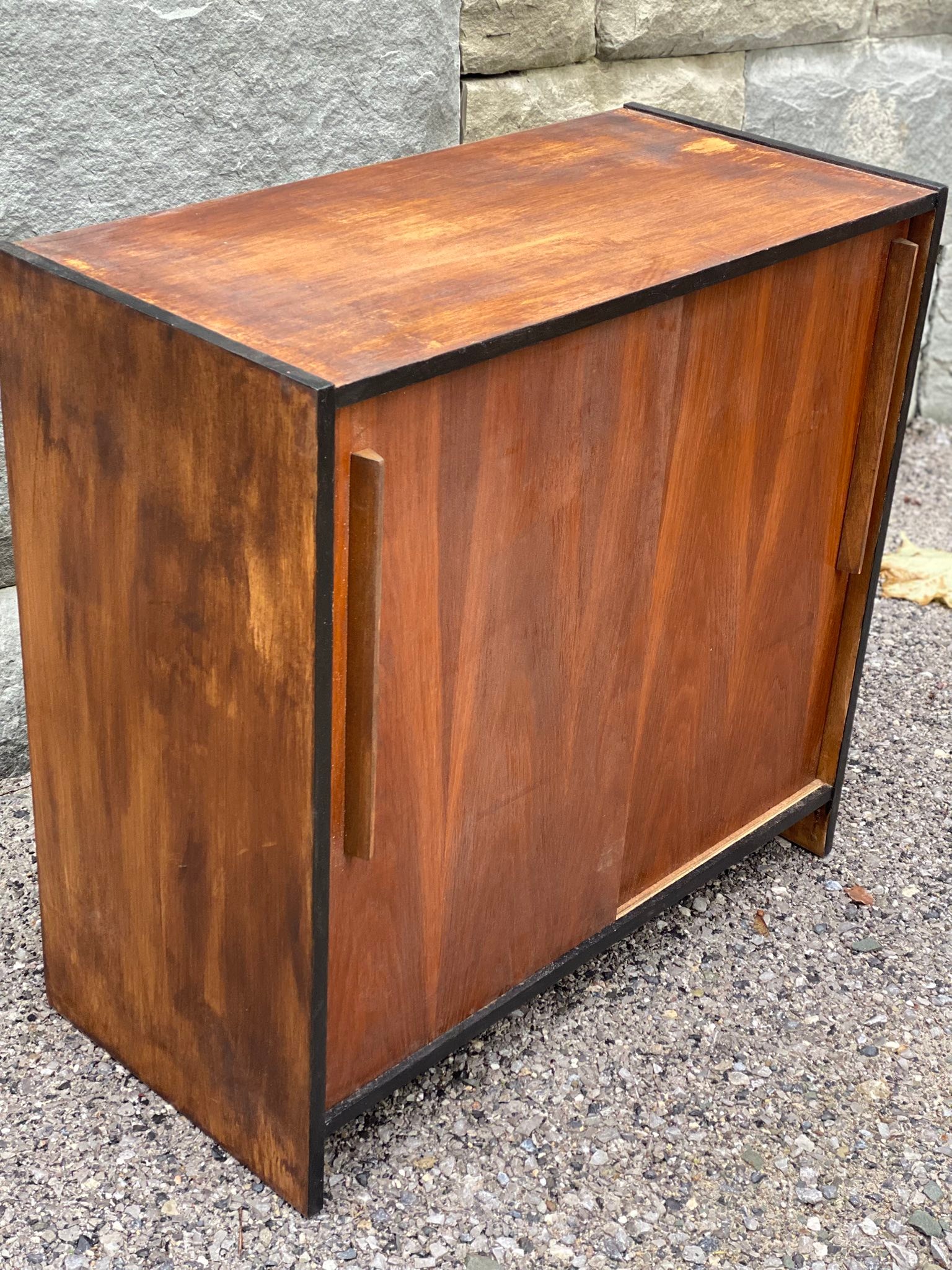 Manche Stücke brauchen etwas mehr Arbeit bis sie meine Werkstatt wieder verlassen- wie dieser Klassiker - da habe ich die verbogenen roten Türen mit Holz ersetzt und wie der Rest dunkel lasiert.
L70 H72 T35 CHF 275
#midcenturyfurniture #klassiker #60s #60er #furnitureflipper #vintagestyle #retrolove