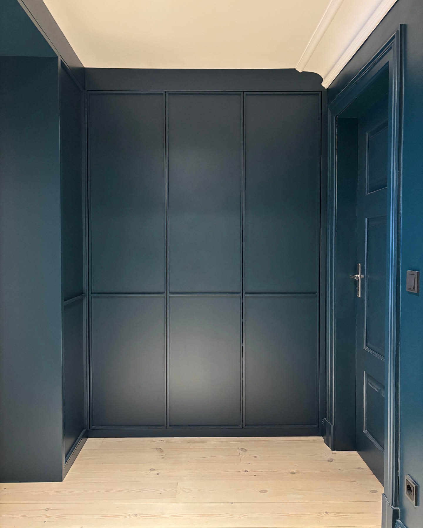 Neuer Stauraum, neue Atmosphäre! Dieser maßgefertigte Schuhschrank in Petrol nutzt jeden Zentimeter und bringt dank integrierter LED-Beleuchtung ein warmes Glow in den Raum.
#schuhschrank #moebeldesign #wohnideen #tischlerhandwerk #holzhochzwei #innenausbau