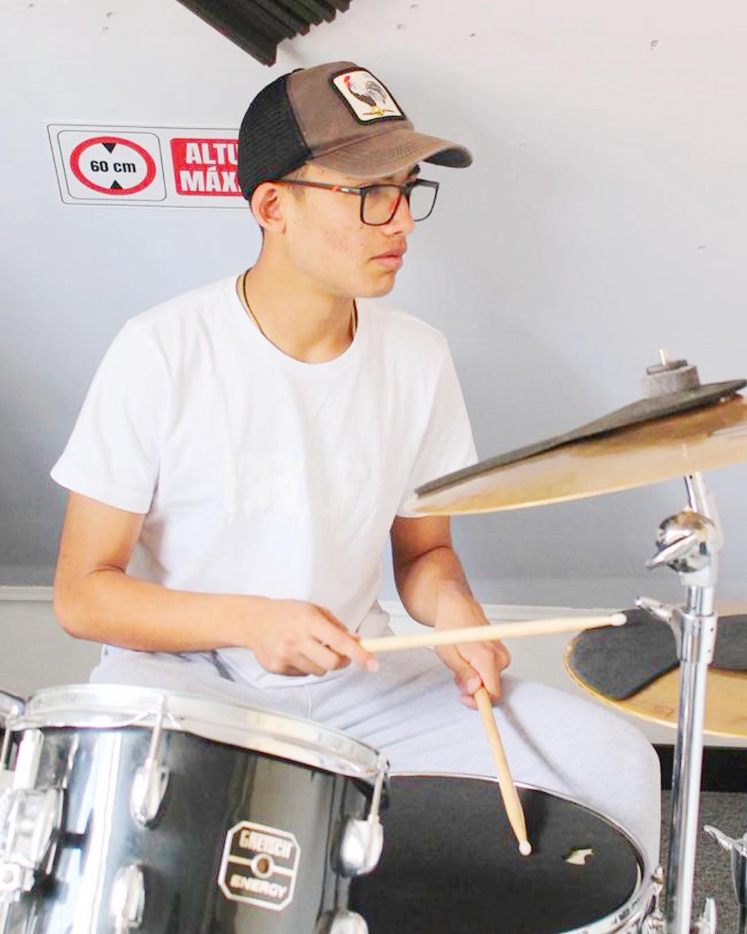 ¡Deja que el ritmo los mueva! 🥁✨
En las clases de batería de Art Club, estudiantes de todas las edades descubren cómo la música puede transformar la energía en diversión y creatividad.
Cada golpe desarrolla coordinación, escucha activa y sentido del ritmo🥁
👌🏽Tocar la batería también potencia la concentración, la memoria y la expresión personal, mientras exploran distintos estilos y patrones musicales.
¡Aprender a tocar batería es una experiencia llena de movimiento, aprendizaje y música para todos! 🎶💛
📱Contáctanos y reserva el cupo de tu hijo 3118617584 y visita nuestra página web haciendo clic en el enlace de la bio.