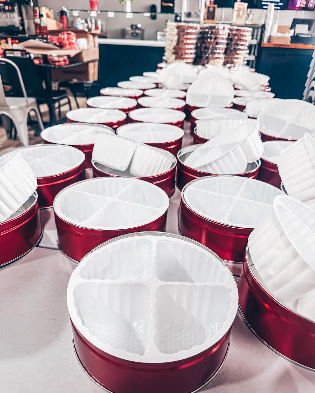 And… DONE. 🎁✨
From empty tins to fully loaded trays of white chocolate, milk chocolate, dark chocolate, pecans, and double-dipped peanuts — another beautiful client gift order packed and ready to ship out.
If you’ve got clients, staff, or partner teams you want to impress this season, now’s the time to reach out.
These orders fill up FAST, and once our schedule is full… it’s full.
📩 Message us to reserve your client gifts today.
We’ll pack everything by hand, customize it to your needs, and ship nationwide.
#ClientGifts #HolidayGifting #SweetSouthernGifts #TheAlabamaPecanCompany #GiftBoxes #BusinessGifts #SouthernTreats #PecanPerfection #GiftsThatWow