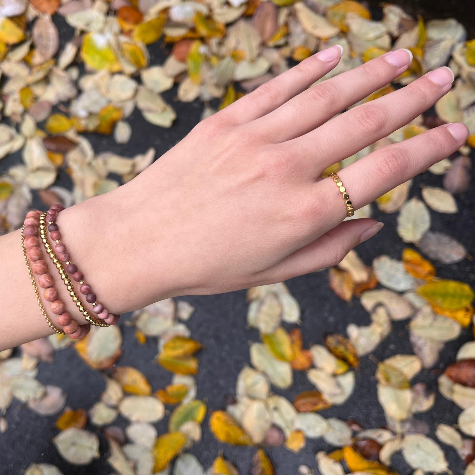 🧡sassalbo🧡
der stein, aus dem val poschiavo, der dein selbstvertrauen stärkt und freude bringt 🌄
#madeinbern #fairbunden #birnenholz #nussholz #arvenholz #schweizerholz #steinanstein #steinarmband #armband #messingvergoldet #925silber