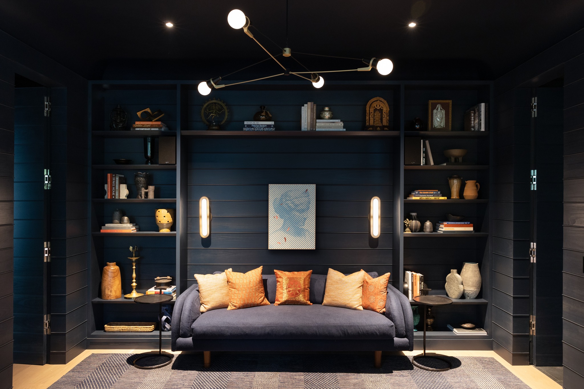 Where bold color meets handcrafted detail. This navy lounge blends texture, warmth, and custom millwork for a truly refined finish.
Photograph: @emilyobrienphoto_design
Architect: @mcalpinehouse
Interior Design: @changoandco
#luxurybuilder #customhomebuilder #interiordesign
#livingroomdesign #loungeinspo #cozyspaces
#classicinteriors #moodyinteriors #timelessdesign
#custommillwork #builtins #interiordetails
#craftsmanship #luxuryinteriors #homeinspiration
#novembervibes #seasonalinspiration #cozyhomevibes
#warminteriors #interiorinspo #interiorarchitecture
#interiorstylelover #homestylingideas #designinspo
#texturedesign #navyinterior #moderncraftsmanship