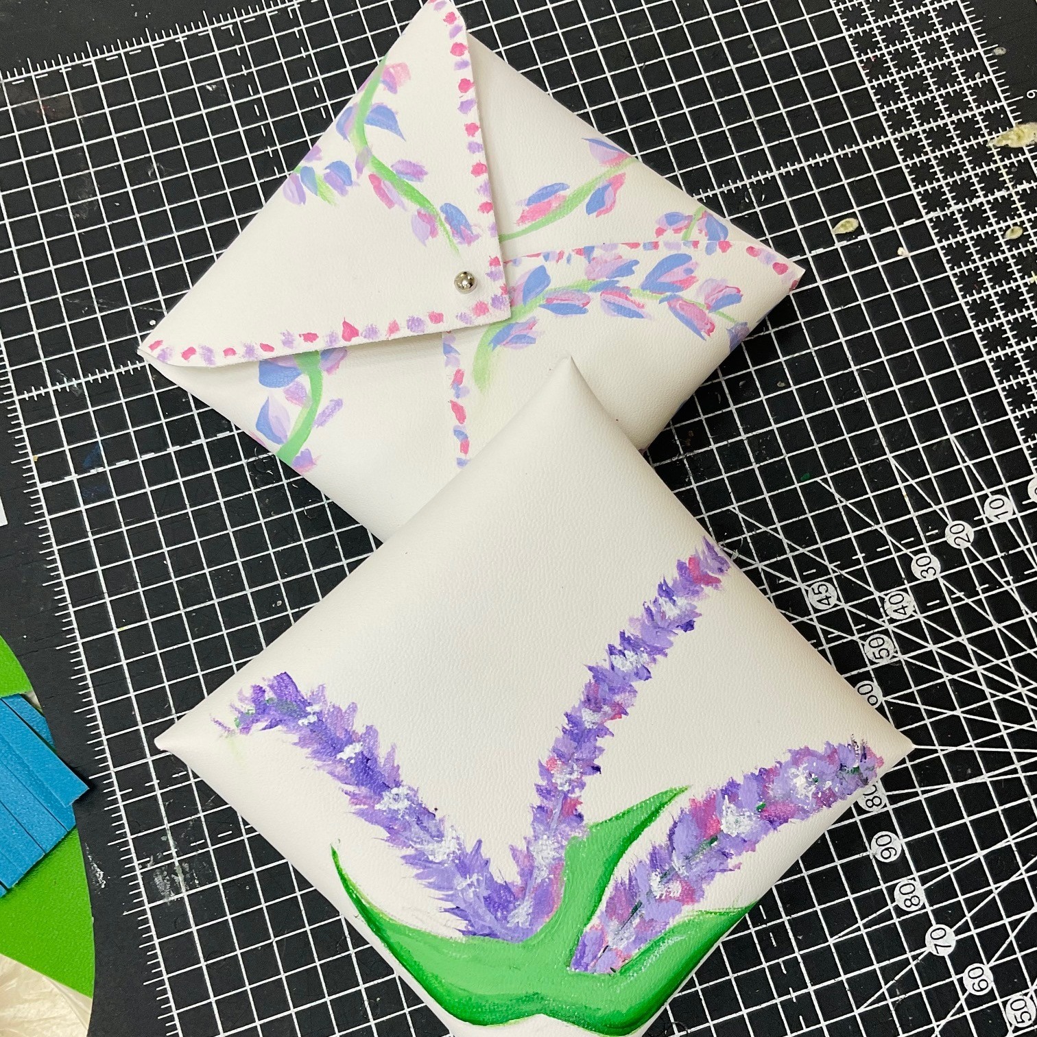 This week's Smart Art project was a make and paint your own leather purse (vegan alternative also provided).
The students designed and painted their own leather purses to give as gifts.
#lovelearnlead #putstambrose1st #SmartArt