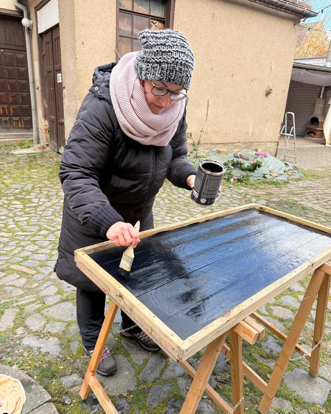 🎄 Im Lichtspielhof kribbelt die Vorfreude!
Der Wichteltag rückt näher, und bei uns steigt die Spannung mit jedem Tag ein bisschen mehr. ✨
Wir wuseln, wir planen, wir dekorieren – und vor allem freuen wir uns riesig auf euch!
Macht euch bereit für einen zauberhaften Tag voller Lichtspielhof-Magie. 🎬💫
#zusammenarbeit #weilwireskönnen #geilegemeinschaft #wichteltag #LichtSpielHof #wirhabenbock #weihnachtszauber #vorfreude