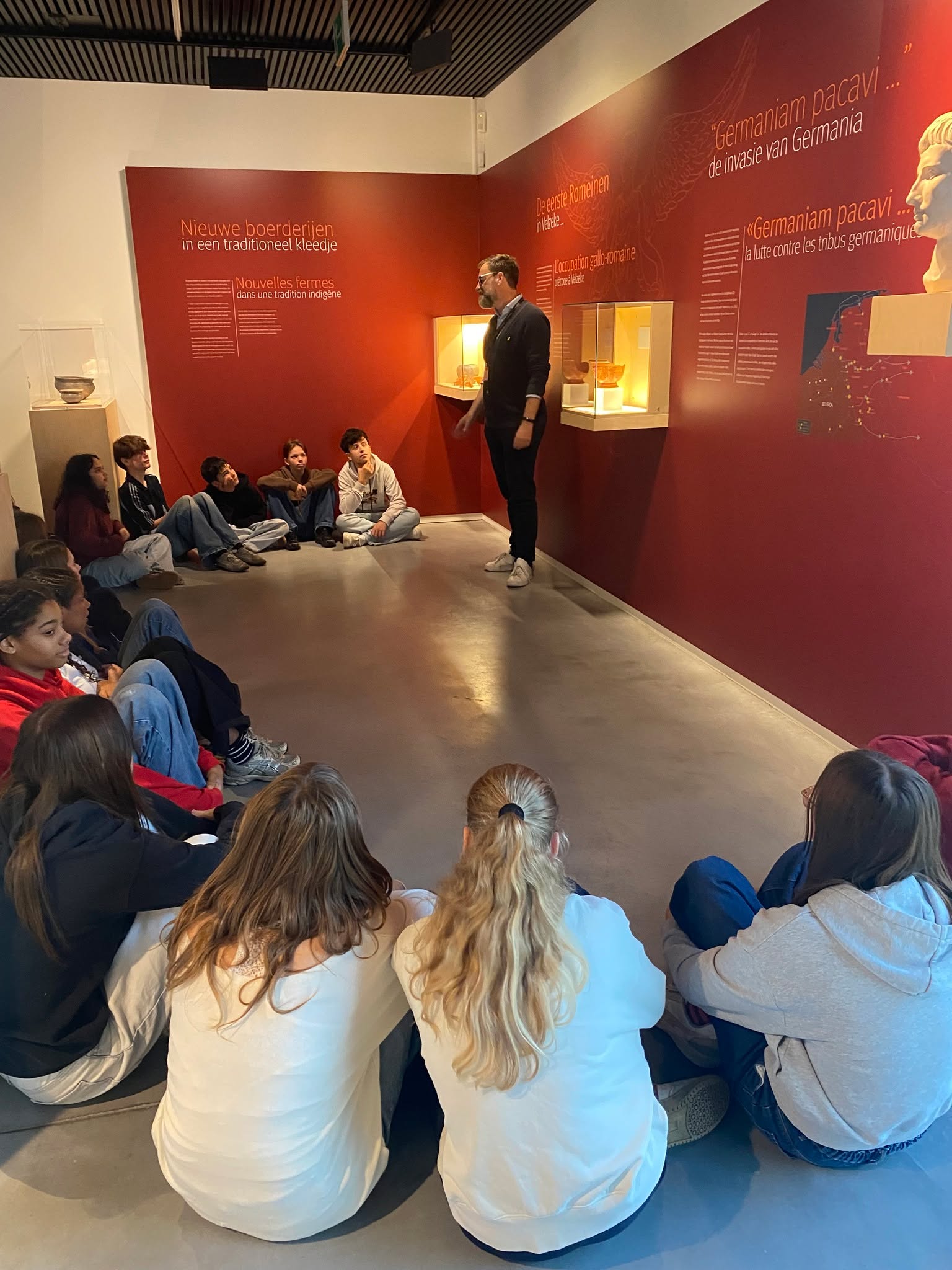 Onze leerlingen van 2AOA gingen op avontuur in het Archeocentrum Velzeke, een museum dat je meeneemt naar de Gallo-Romeinse tijd en nog verder terug.
🔍 Tijdens de rondleiding ontdekten ze hoe Velzeke ooit het kruispunt was van belangrijke Romeinse wegen.
🛡️ Ze trokken Romeinse en Gallische outfits aan en stapten letterlijk in de schoenen van hun voorouders.
🏺 In het museum bewonderden ze bodemvondsten zoals de beroemde Venus van Velzeke en archeologisch zilverwerk.
Een leerzame en speelse duik in de geschiedenis waarbij leerstof echt tot leven kwam — vol kostuums, en verhalen uit het verre verleden.