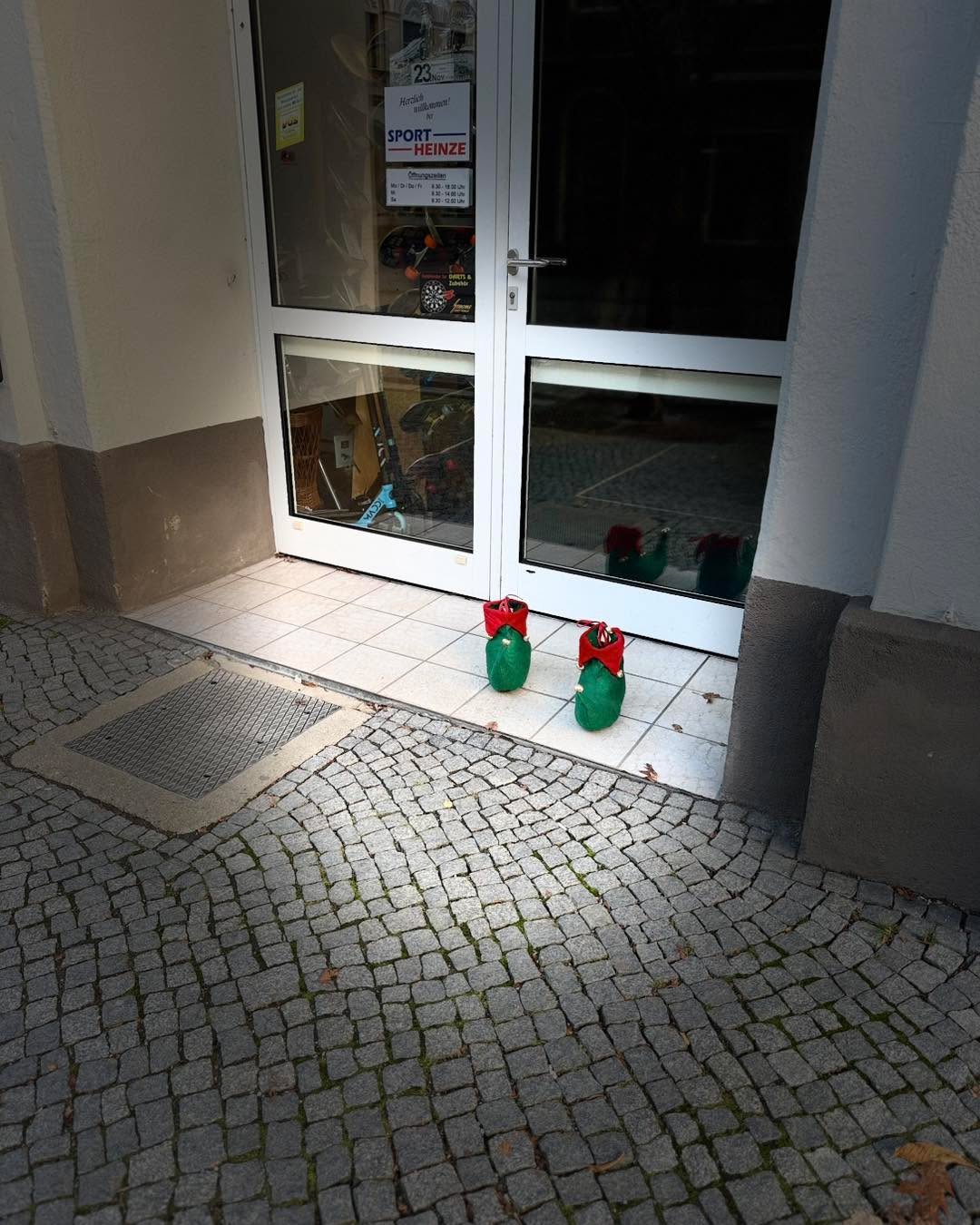 „Der Wichtel im Ultra-Chaos-Sportmodus“
Im Lichtspielhof – oh Donnerknall –
ein Wichtel tobt wie’n Wirbelball.
Er ruft: „WICHTELTAG! Ich bin am Start!
Und Stadtsport macht mich superhart“ 😜
Doch seine Kleidung… heiliger Schein
kann das Sport oder nur Verrücktsein sein?
Die Mütze schief, der Schal ein Zelt,
die Hose rutscht, weil nix mehr hält.
Er grölt: „Ich bin der Fitness-King!
Wichtel-Power! Bling-bling-bling!“
Er hüpft so wild wie’n Flummi-Tier –
die Leute rufen: „Wichtel, wir
sehen ein , du bist zwar motiviert,
doch eher… sagen wir… verwirrt!“
Er macht Kniebeugen – völlig quer,
sein Hintern landet fast im Teer.
Der Schuh fliegt los – ein Katapult!
„Nicht meine Schuld! Der Stadtsport ist schuld!“
Der Schuh macht Bogen, dreht sich flott
und landet platsch im Popcorn-Pott! 🍿
Der Wichtel ruft: „Ey Popcornschirm!
Was mach ICH? Ich trainier im Film!“
Er rennt durchs Foyer, brüllt: „Sport ist geil!“😂
doch stolpert über sein eigenes Bein.
Er rollt, er fliegt, er schlägt nen Haken
und knallt ins Deko-Tannenzweige-Quaken.
Dann ruft er laut: „Ich geb nicht auf!
Ich nehm den ultimativen Lauf!“
Ein Salto vorwärts, Sprung zurück –
fast wär’s geworden Wichtel-Glück.
Doch draußen wartet Winter-Schnee –
BUMMS! „AUA! Ey Himmelweh!“ ❄️😂
„Wer hat denn diesen Frost bestellt?!
Ich werd hier glatt zu WICHTEL-EIS-GELD!“
Das Team johlt laut: „Du Sportgerät!
Bei dir geht ja fast alles schräg!“
„Ist Kunst!“, ruft er, „ein Wichtelstil!
Stadtsport macht mich zum Ninja-Ziel!“
Am Ende steht er – krumm doch stolz
die Mütze voller Schneeballholz.
„Merkt euch: Schlank? Das werd ich nie.
Doch Spaß beim Sport? Hab ich wie nie!“ 🎄😜🏃♂️😂
#wichteltag #geilegemeinschaft #weilwireskönnen #weihnachtszauber #wirhabenbock #LichtSpielHof #stadtsportlöbau