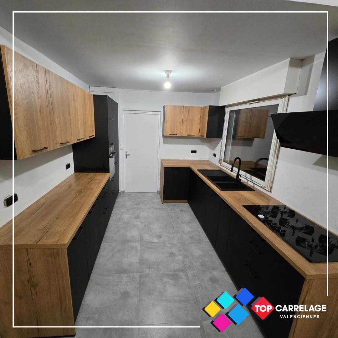 ✨ Nouvelle réalisation client ✨
Bravo à La Cuisine Louise Verlaine – Petite-Forêt pour cette superbe réalisation qui met parfaitement en valeur notre carrelage.
Un beau carrelage 60×60 Rectifié effet béton gris, idéal pour sublimer cette magnifique cuisine noir & bois.
Grès cérame : robustesse, style et longévité au rendez-vous.
Vous avez un projet cuisine ?
➡️ Venez nous rencontrer en magasin pour choisir le sol idéal.
➡️ Et rendez-vous chez Cuisines Verlaine, qui sauront faire de vos rêves une réalité !
👉 Découvrir le magasin de Petite-Forêt :
https://louiseverlaine.fr/nos-magasins/valenciennes/
✨ Pour encore plus d’inspirations carrelage :
https://www.val-carrelage.fr/