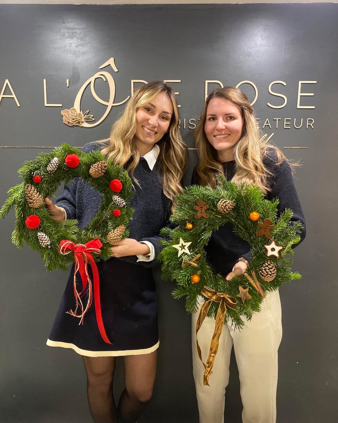 ✨ Retour en images sur les premiers cours floraux d’aujourd’hui ! ✨
Nos participantes ont réalisé de magnifiques couronnes de porte…
Bravo à elles ! 🥰
Un superbe moment créatif et inspirant pour lancer ce week-end de portes ouvertes.
Bonne nouvelle :
👉 Il reste encore quelques places pour demain !
🌲 10h30 – Couronne de l’Avent
🌟 13h00 – Couronne de porte
📅 Rappel : la boutique sera ouverte de 10h à 17h demain.
Ne tardez pas, les dernières places partent vite !
On se retrouve demain pour une nouvelle journée pleine de magie de Noël 🎅🏼✨