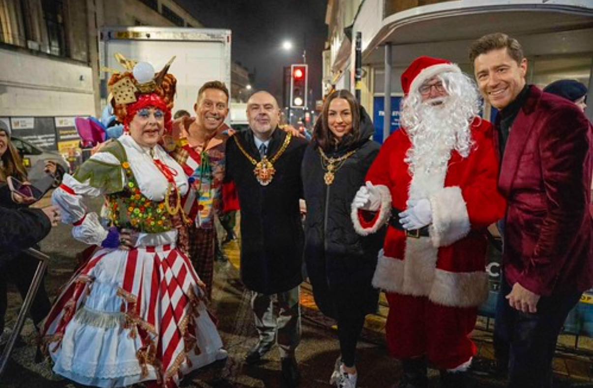 Fab photos from last nights performance headlining the Light Switch on in Wolverhampton City Centre! #wolverhampton #wolverhamptonchristmaslights @wolverhampton_today @wolverhamptonartscentre