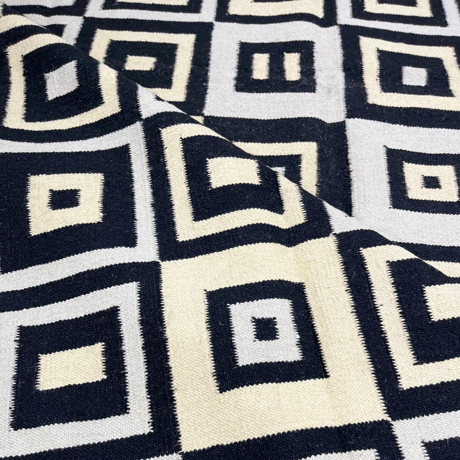 Geométrico, elegante e cheio de personalidade.
O Kelim Ilheus Black & White combina padrões gráficos marcantes com o equilíbrio do preto, branco e bege, uma escolha perfeita para quem busca um visual moderno e sofisticado. Feito à mão, ele traz leveza, textura e aquele toque artístico que transforma o ambiente sem pesar na decoração.
Consulte mais sobre o modelo visitando nossas lojas.
📍Rua Henrique Schaumann, 498 - Pinheiros | SP
São Paulo: (11)93044-1854
Caxias do Sul: (54) 3027-1234
.
.
.
.
#kiantapetes #arqdecor #interiordesign #sofisticacao #personalidade #estilo #tapetesimportados #decoração #homedecor #homesweethome #designinterior #arqlovers #confort #casadecorada #DesignDeInteriores