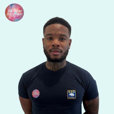 🔥 Nouveau visage dans le staff du GCD !
Aujourd’hui, on accueille Grégory Bedard-Relimien, passionné de vélo depuis l’enfance et directeur sportif au parcours déjà bien solide.
Issu d’une famille de cyclistes, il a rejoint son oncle Thierry chez Interpro Cycling en 2019, avec une victoire mémorable sur le Tour de la Guadeloupe.
Titulaire d’un BPJEPS, fondateur du Guidon Sprinter Canalien (2 étapes du Tour 2025 🏆), et directeur du magasin JD Sports… Grégory arrive au GCD avec une seule idée : s’engager pleinement pour faire progresser nos jeunes talents.
💛 Sa valeur forte : l’engagement.
🎯 Sa mission : guider, écouter, structurer.
🚀 Sa motivation : s’investir dans une nouvelle dynamique et apporter son expérience au collectif.
🗣️ Sa phrase fétiche : « Le travail nous forge, l’unité nous propulse, la victoire nous attend. »
Bienvenue dans la famille GCD, Grégory ⚔️💛
#GersCyclingDevo #DreamBigger #TeamGCD #DirecteurSportif #performancecollective
Véranda et Verrière de France @crealudiffusion @eleclercauch @sosparebrisepluslislejourdain @21street_gaming @21streetcoworking
@jomasport @groupamaoc @lacdelagimone.fr @reflectin.fr @lasallesaintchristophe STSI @chateausaintmartory GUIA @kcocafe @nvdp_bikefitting @tbrsportperformance MC3M @commune.capdastarac @commune_pujaudran final video