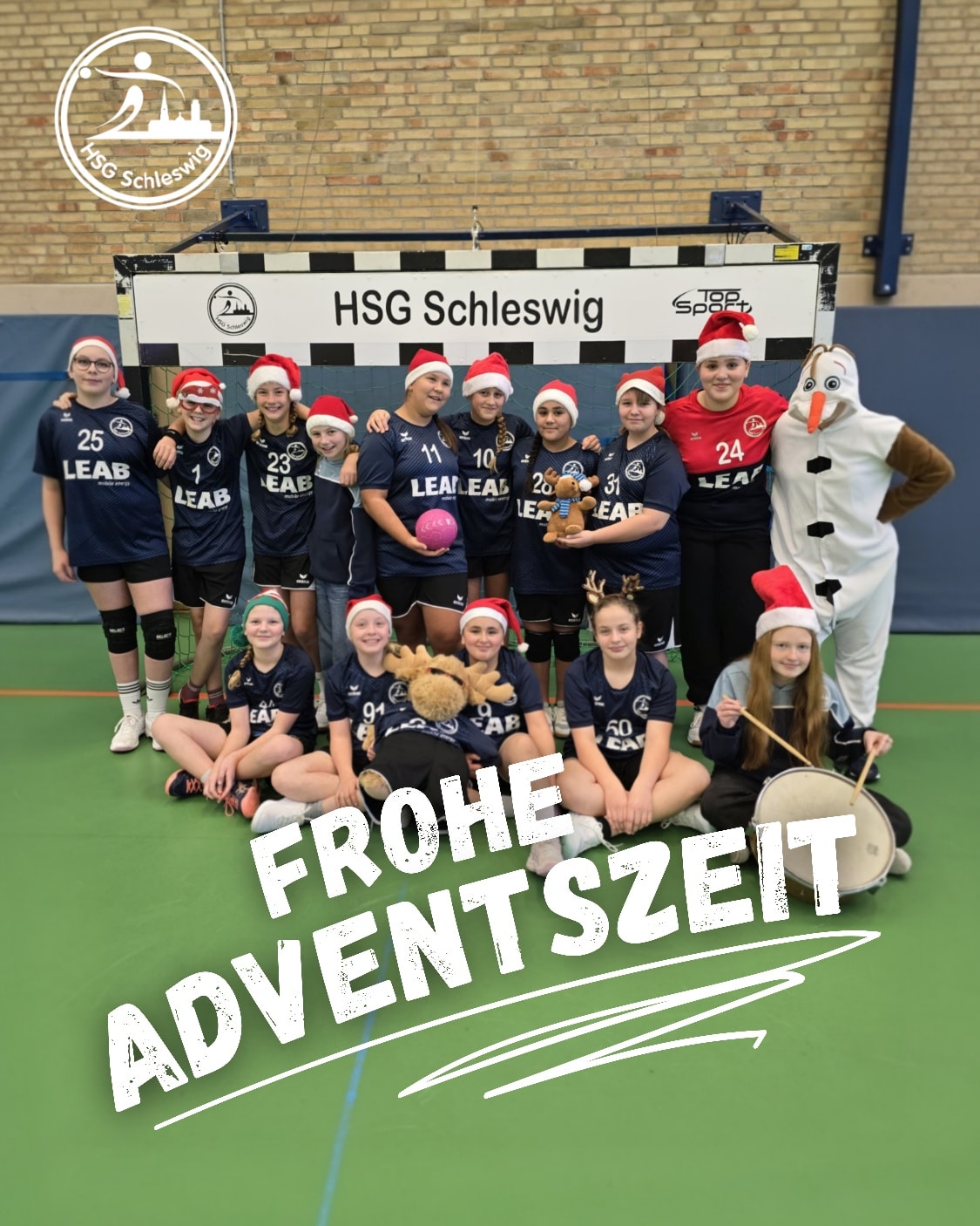 Frohe Adventszeit! ✨
Die HSG Schleswig wünscht Euch und Euren Liebsten eine wundervolle Adventszeit voller Licht, Wärme und schöner Momente. 🎄💙🤍
Inmitten von Training, Spielen und dem vorweihnachtlichen Trubel hoffen wir, dass Ihr immer wieder kleine Pausen findet, um durchzuatmen, zur Ruhe zu kommen und die besondere Stimmung dieser Wochen zu genießen.
Wir freuen uns auf viele packende Begegnungen in der Halle, auf Eure Unterstützung von den Rängen und auf alles, was die restliche Saison noch für uns bereithält. 🤾♂️🤾🏼♀️
Kommt gut durch die Adventszeit!
Eure HSG Schleswig