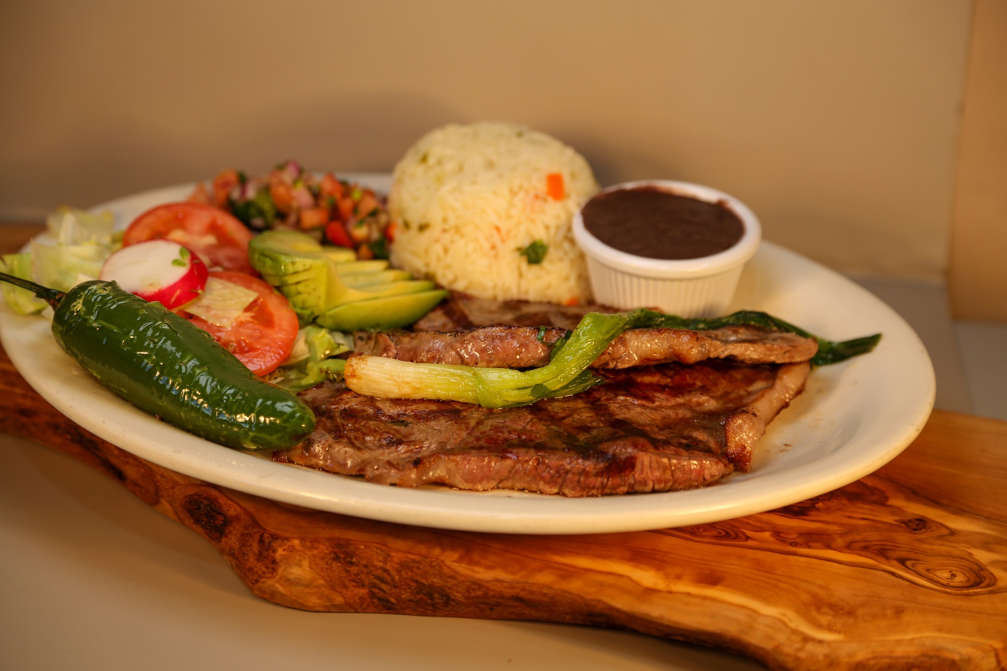 Fire up your carne cravings 🔥🥩
Juicy, tender carne asada fresh off the grill, served with all your favorite sides and that true Guatemalan–Mexican flavor you love. Whether you’re stopping in for a quick bite or bringing the family, this is the plate that never disappoints.
Come hungry… leave obsessed.
📍 222 Broadway, Lawrence, MA
📞 978-563-6924
🌐 elmayagrill.com
📲 Follow us: @elmayagrill