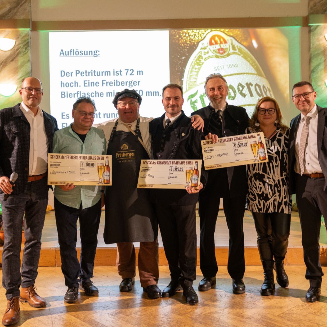 1.000 € für einen guten Zweck: Beim Bergbieranstich vom Freiberger Brauhaus war wieder Wissen rund ums köstliche Freiberger Bier gefragt. Zwei Gäste beantworteten alle Fragen richtig. Eine Schätzfrage entschied über Platz 1 und 2. Wieviele Bierflaschen (27cm) übereinander gestapelt werden müssen, um die Höhe des Petriturms (72m) zu erreichen. Letztlich lag Knut Neumann näher dran am Ergebnis von 267 Flaschen. 🍺🍺🍺
🤾🤾🏼♂️ Für die 300 € Preisgeld des Platz 2 konnte ich auch in diesem Jahr wieder einen Verein auswählen. Diesmal soll das Geld an einen Verein gehen, der sich engagiert um seinen Nachwuchs kümmert. 💪🏻 Die Auswahl ist mir nicht leicht gefallen, sie fiel diesmal auf die Jugendarbeit der Dachse unserer HSG Freiberg.
Ich bin wirklich froh, dass die Freiberger Brauerei diese Aktion ins Leben gerufen hat und damit Vereinen und jungen Talenten in unserer Region zusätzliche Unterstützung ermöglicht.
🍻⚒️ Der Bergbieranstich war gleichzeitig ein stimmungsvoller Abschluss des 175-jährigen Jubiläumsjahres unseres Freiberger Brauhauses. Die Musiker des Bergmusikkorps Saxonia Freiberg sorgten für eine klasse musikalische Umrahmung. Bevor wir gemeinsam auf eine beeindruckende Reise durch die Brauereigeschichte gingen – von der Pionierzeit ab 1850 über die Gründung der Braugenossenschaft, die erste Flaschenbierabfüllung Deutschlands 1887, laufende technische Neuerungen und wirtschaftliche Herausforderungen bis zu den heutigen Innovationen und einer neuen Sorte in 2026. Seit gespannt!🤩 🍻#erzgoldhell 💛
Ich bin wirklich froh, dass Freiberger mit seiner langen Tradition ein fester Teil unserer Stadt ist – und dass wir diese Geschichte in diesem Jahr gemeinsam feiern konnten. Es war ein tolles Jubiläumsjahr auf das noch viele weitere Kapitel Freiberger Braukultur folgen mögen. Glückauf!⚒️🩶🍺📈
📸 Marcel Schlenkrich (1-6)