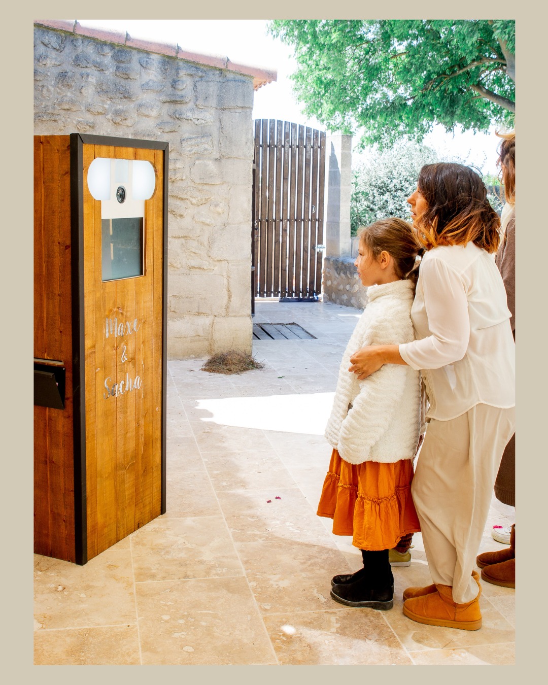 📸 BORNE A SELFIE 📸
La borne à selfie est un incontournable dans vos événements.
Envoie par mail ou en imprimant les photos.
Choisissez la formule qui vous convient le mieux.
📸 @camille.leduc_photography
Réservation pour 2026 dès maintenant.
#teambulding #photo #teambulding #borneaselfie #Hérault #gard