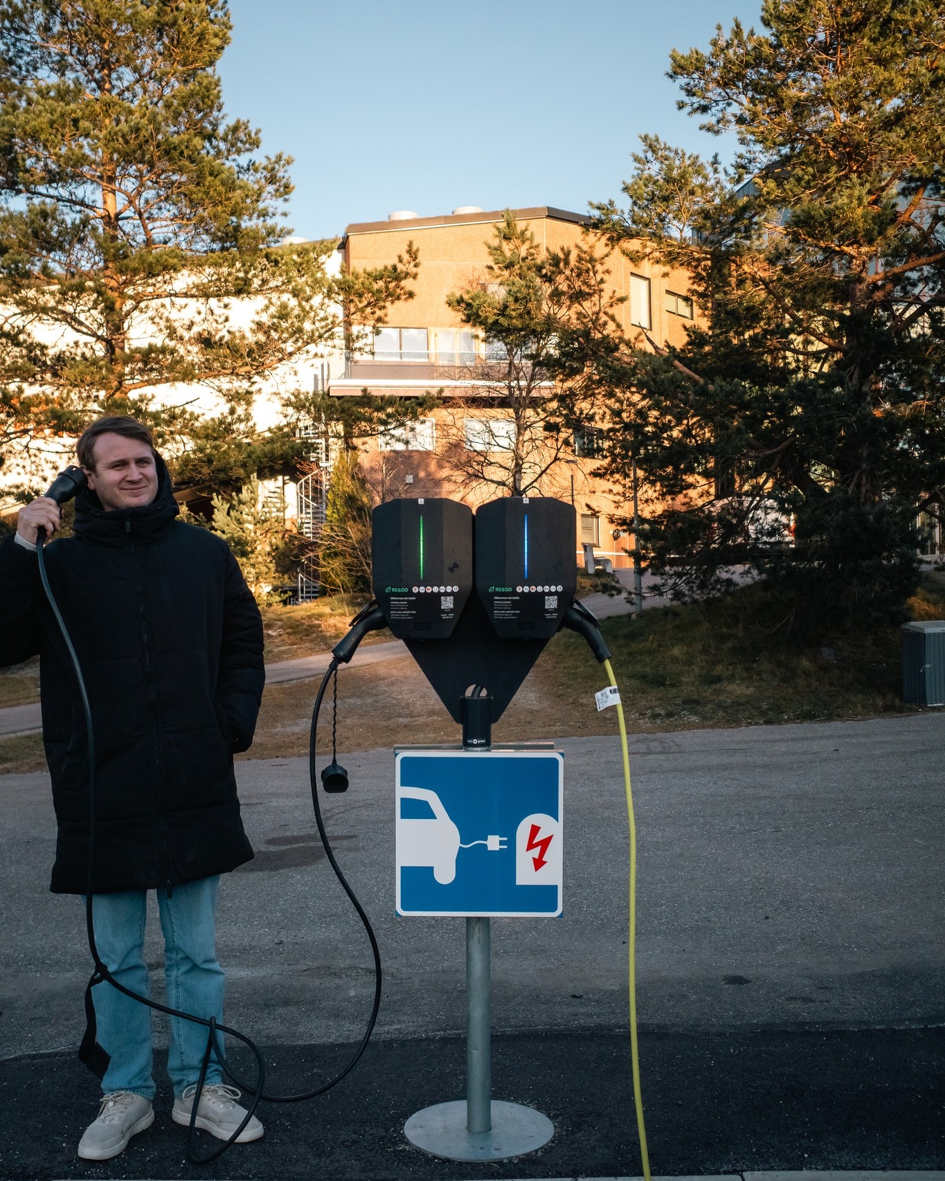 🔌 Ännu bättre laddmöjligheter på Hotell Södra Berget! 🚗⚡
Du har kunnat ladda bilen hos oss tidigare – men nu blir det ännu smidigare och snabbare.
Vi har nämligen kompletterat med 8 nya 22 kW-laddstolpar med Typ 2-uttag.
Laddning sker i mån av plats
Ingen reservation eller förbokning – först till kvarn gäller
Vi hoppas att detta gör din vistelse hos oss både enklare och mer bekväm.
Varmt välkommen att ladda upp – både bilen och dig själv – här på Södra Berget! 🏔️💙⚡