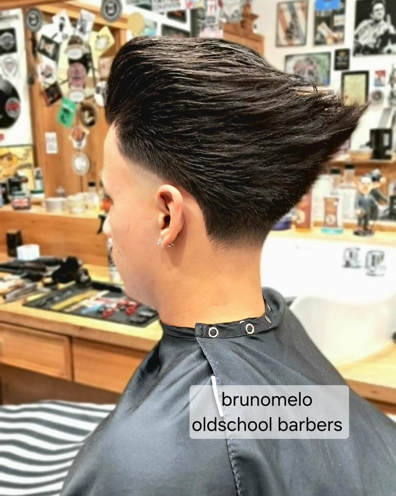 🇫🇷⬇️
Mal kein 08/15? Dann bist du bei uns goldrichtig.
Bei Oldschoolbarbers Wemperhardt bekommst du keine schnellen Standard-Schnitte, sondern echtes Barber-Handwerk mit Herz, Erfahrung und Charakter. ✂️🔥
Ob klassisch, modern oder richtig oldschool – wir sorgen dafür, dass dein Look sitzt und zu dir passt.
Authentisch. Individuell. Genau dein Stil.
Hier ein Foto von Bruno, der diesen Schnitt gezaubert hat. 💈
⸻
Envie de quelque chose qui sort du lot ? Alors tu es au bon endroit.
Chez Oldschoolbarbers Wemperhardt, tu ne reçois pas une coupe standard faite à la Schnell-Schnell,
mais un travail de barber authentique, précis et fait avec passion. ✂️🔥
Classique, moderne ou oldschool – on crée le style qui te correspond vraiment.
Authentique. Unique. Juste pour toi.
Voici une photo de Bruno, qui a réalisé cette coupe. 💈