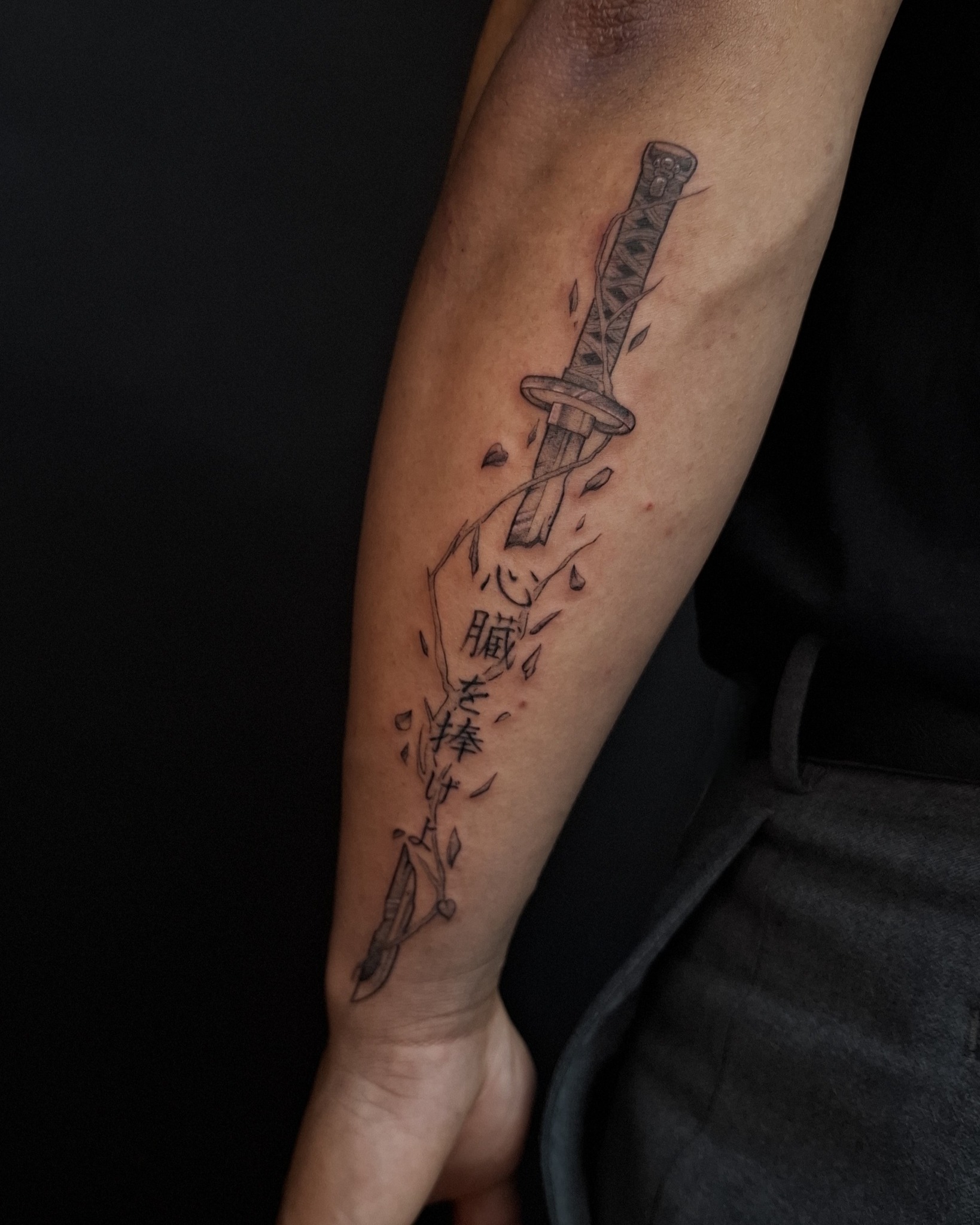 A clean strike with a story behind it. ⚔️✨
This delicate yet powerful design brings together fine-line precision, bold symbolism, and those subtle textured shades that give the blade its sharp presence. The falling fragments add movement. Almost like the tattoo is mid-scene, frozen in time. Perfect for anyone who loves narrative tattoos with an edge.
Done at @thelostoasistattoo 🖤
And don’t forget! Our gift vouchers are ready in the shop! 🎁✨
Xmas is around the corner, and nothing says “I know you” like the gift of fresh ink.
✨ Want ink like this? 👉 DM @luneink or email luneink.info@gmail.com
to book your spot! ✉️