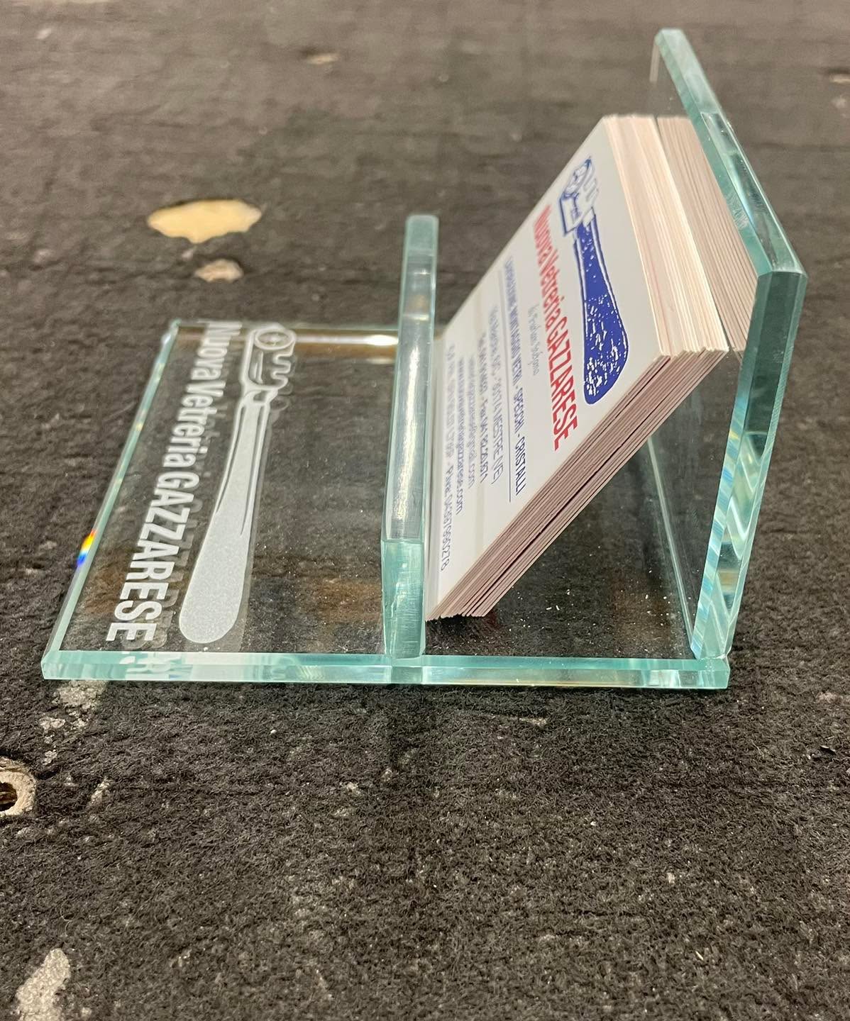 Ansia da regali di Natale? 🎄
Anche quest’anno non sai cosa comprare e rischi di ritrovarti il 24 dicembre al grido di “negoziante… chiudi 5 minuti dopo” cit.
Tranquillo, ci pensiamo noi
Ecco la nostra grande novità per il 2025
Porta bigliettini da visita, con possibilità di personalizzazione (logo, nome, numero ecc.) e/o targa personalizzabile.
Un regalo unico, realizzato a mano da noi, per stupire amici e parenti.
Il prezzo é davvero contenuto, 15€ + iva per il porta bigliettini, 20€+ iva nella versione con logo e sempre 20€ + iva per la targa.
Disponibili da subito 🚀🚀
Vi aspettiamo 🎁🎁