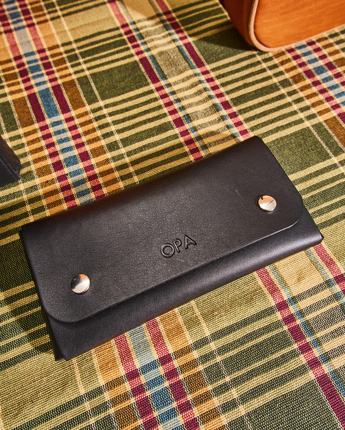 Entdecke die Kunst der Personalisierung!
Heute auf unserem Pop-Up-Weihnachtsmarkt hast du die einzigartige Möglichkeit, dein Marstaller Lederprodukt ganz persönlich zu gestalten. Wähle zwischen zwei stilvollen Schriftarten und entscheide selbst, ob deine Prägung in Natur oder in einer besonderen Farbe erstrahlen soll.
Als besondere Aktion am heutigen Samstag prägen wir dir vor Ort deine Initialen – oder die deines Lieblingsmenschen – in dein Lederstück. Ob Geldbeutel, Stifte Etui, oder Handtasche: So wird dein Produkt zu einem echten Unikat und zu einem wunderbaren Geschenk für dich oder jemanden, den du überraschen möchtest. Und das Beste: Die Prägung ist heute im Kaufpreis bereits enthalten.
Vorbeikommen lohnt sich – wir freuen uns auf dich!
Foto © Silvio Knesevic
#prägen #lederprägen #marstaller #Marstaller #wiehnachtsmarkt #wiehnachtsmärkt #popupevent #PopUpMarket #individuellesgeschenk #individuellegeschenke #personalisierenlassen #personalisierenmöglich #personalisierenmitstil #personalisierenaufwunsch #personalisierengeschenk #personalisieren #weihnachtsgeschenk #weihnachtsgeschenke